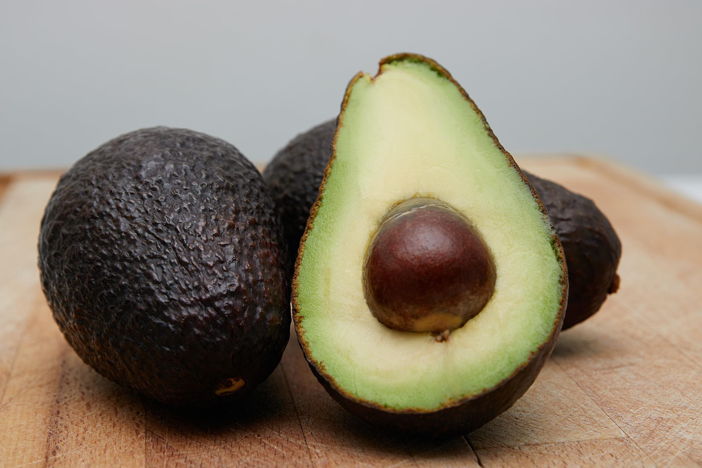 Avocado´s, waarvan een gehalveerd