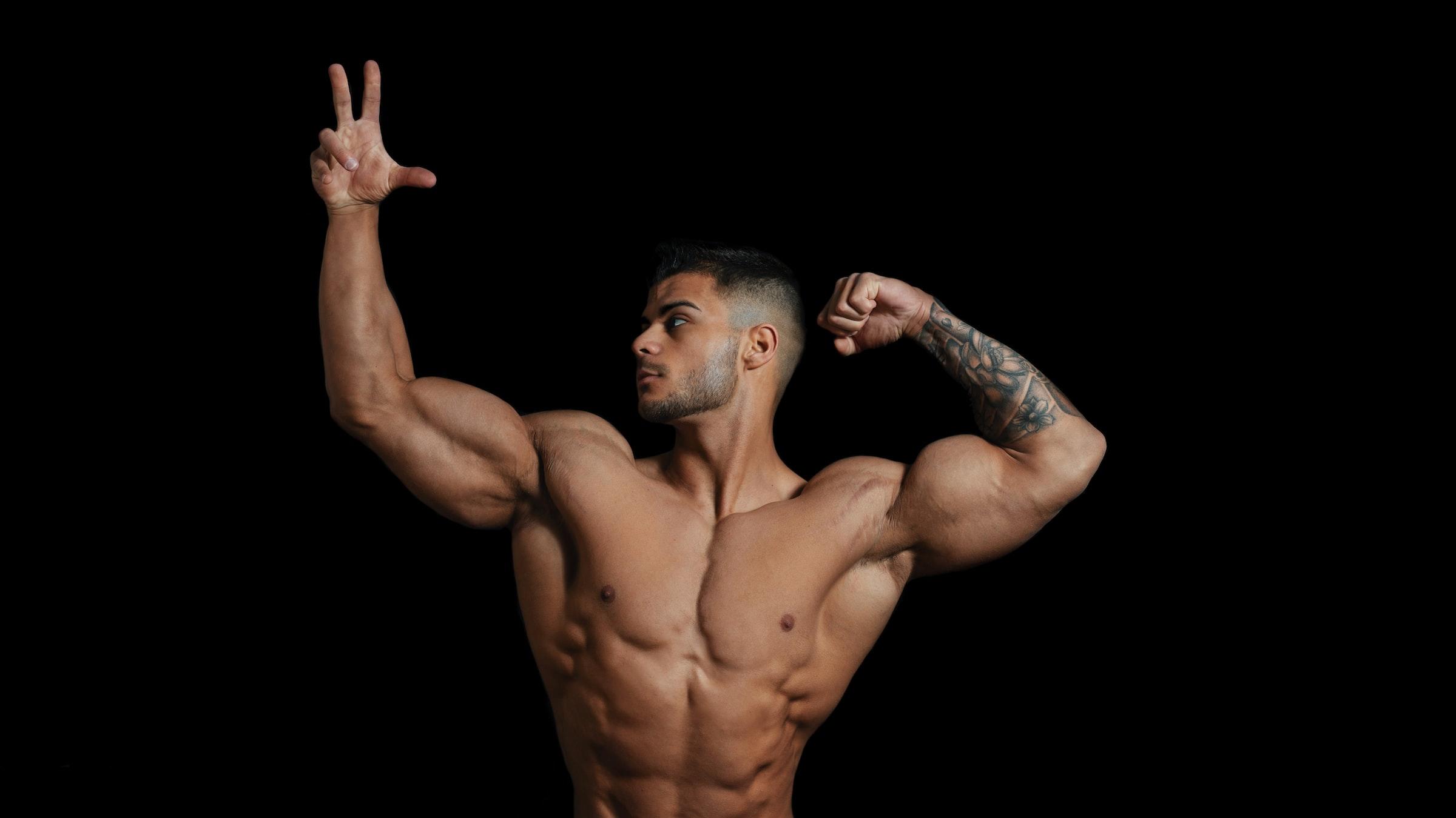Bodybuilder in expliciete houding