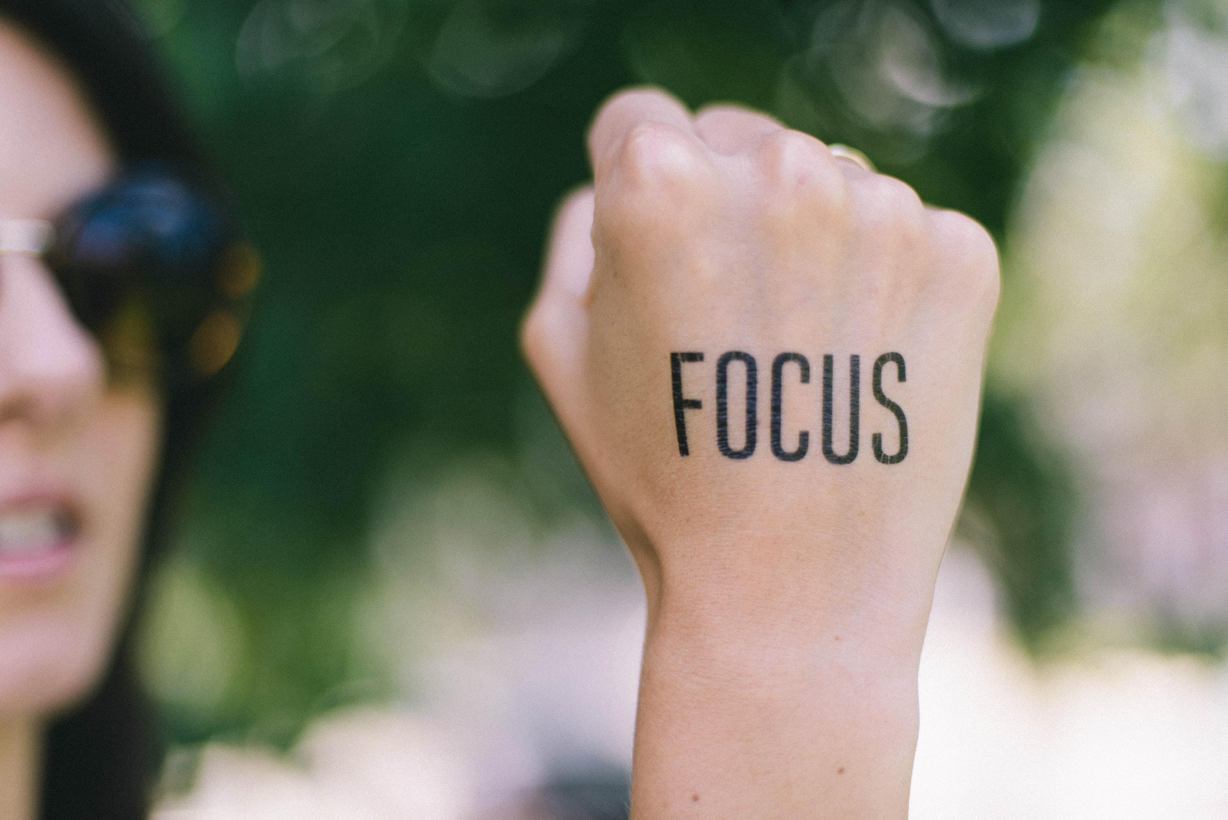 Gebalde vuist met het woord focus erop