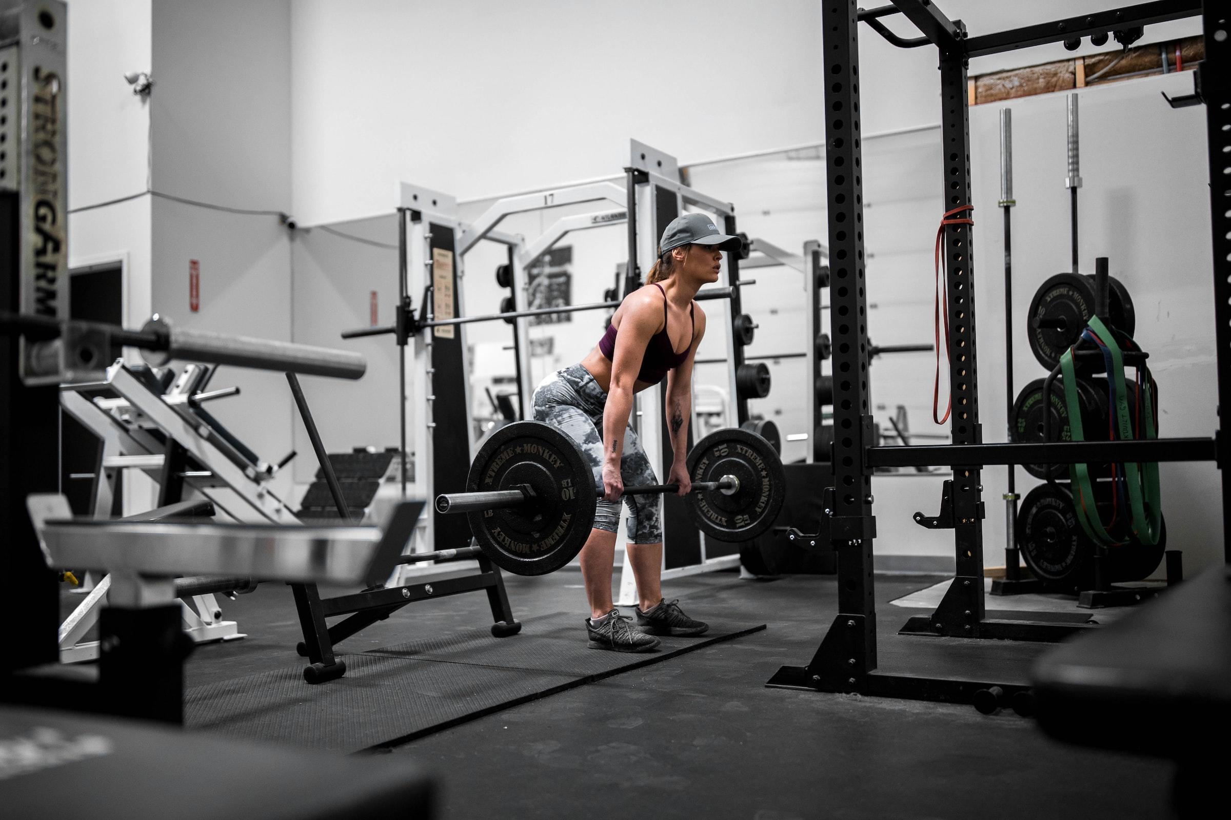 Vrouw in gym die een gewicht heft
