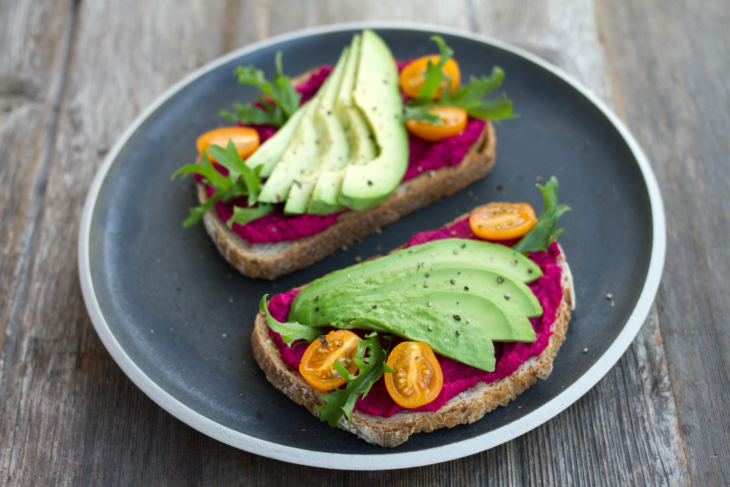 Twee boterhammen met avocado erop