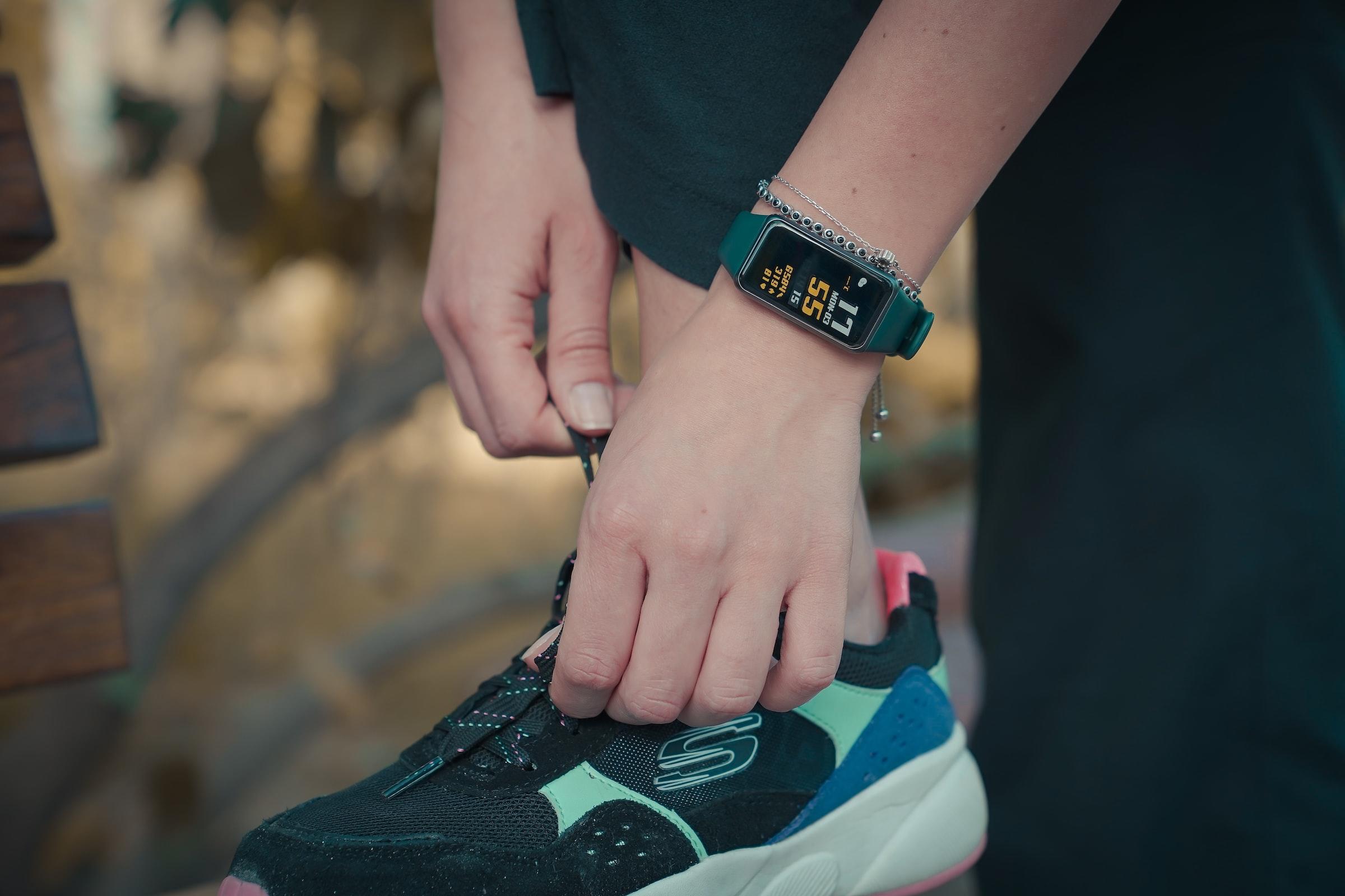 Persoon met hardloop-app die zich met klaarmaakt om te gaan hardlopen