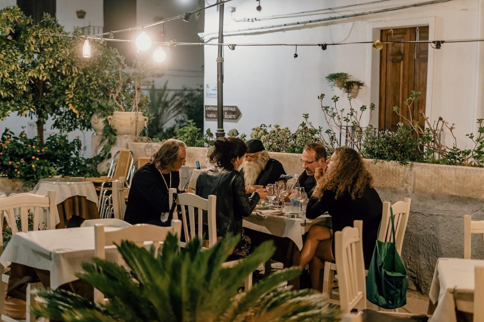 mensen die naar elkaar luisteren in een Italiaanse stad