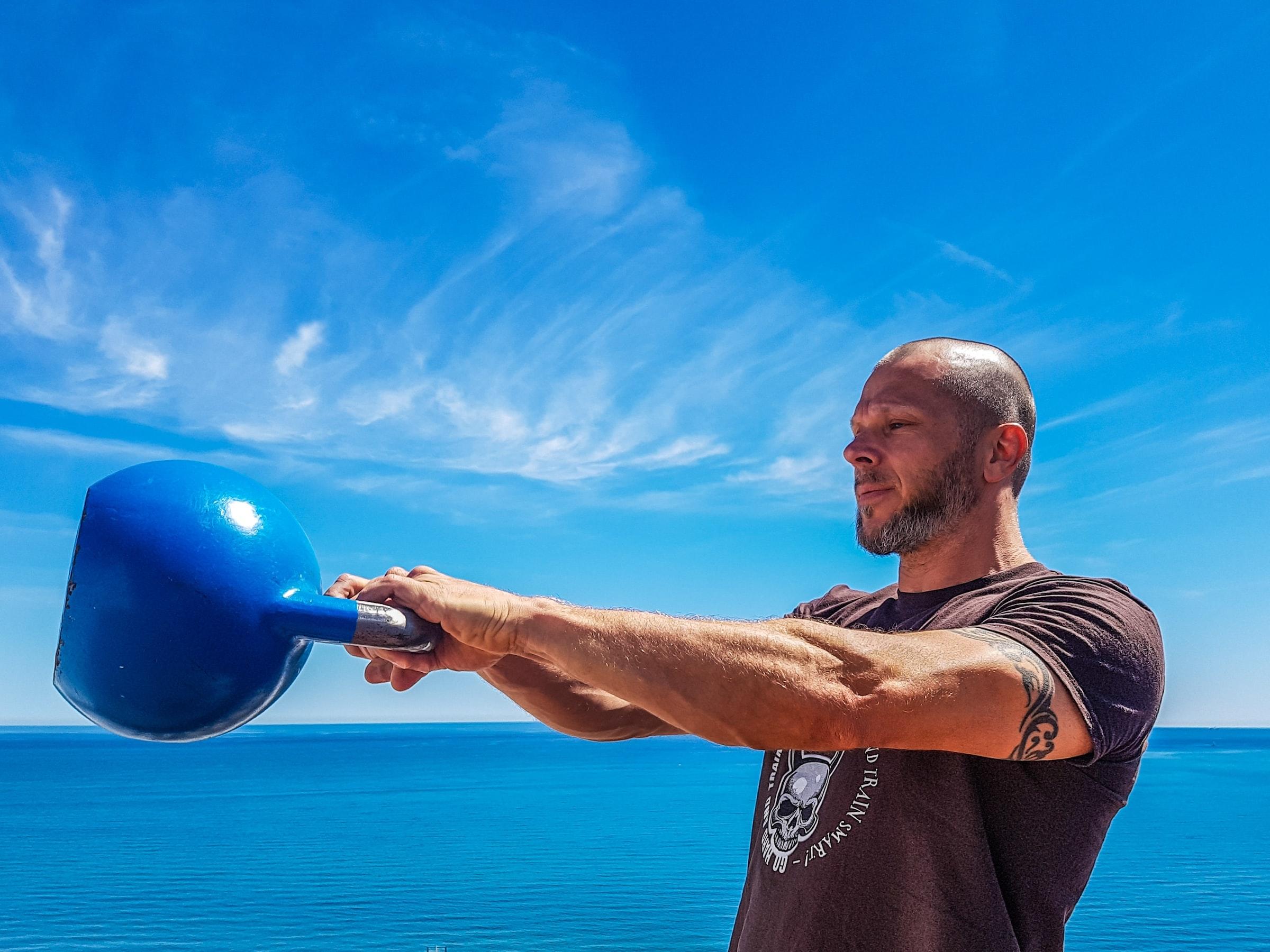 Man die buiten zwaait met kettlebell