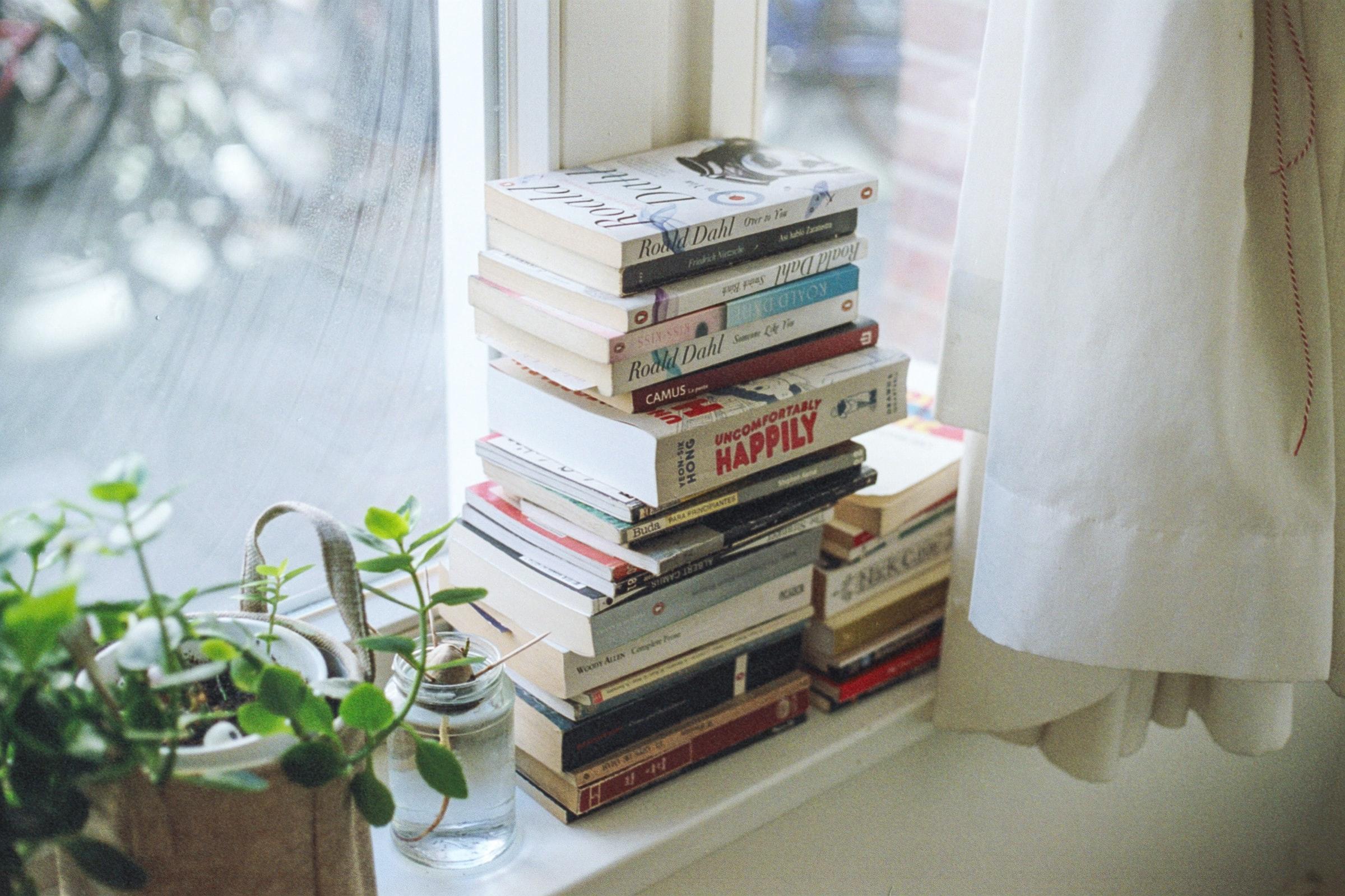 Stapel boeken op de vensterbank
