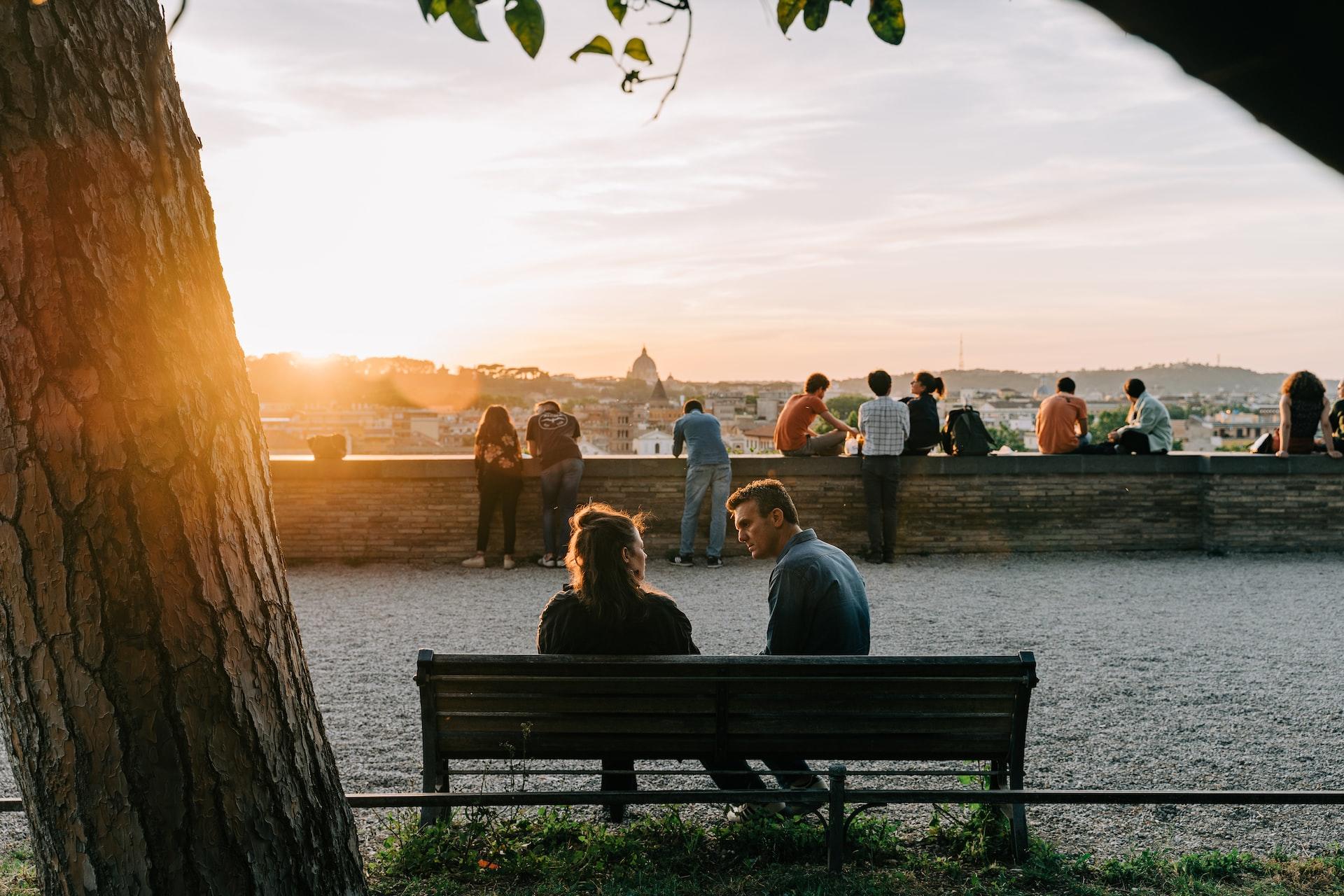 Twee spreken Italiaans op een bankje in het park in Rome