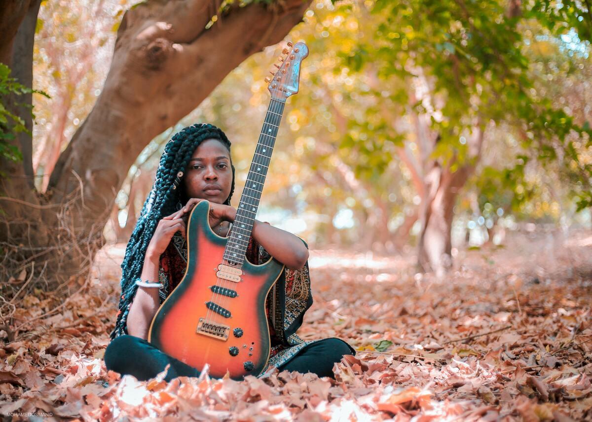 Vrouw speelt gitaar