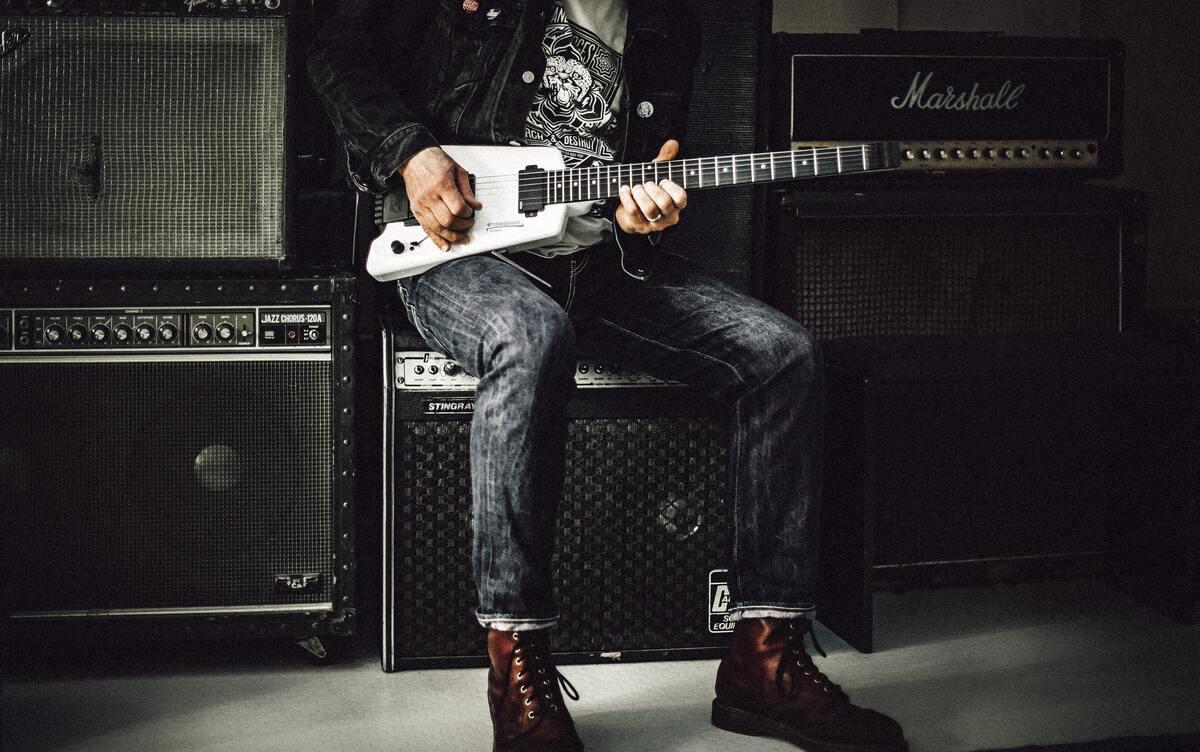 Man speelt gitaar