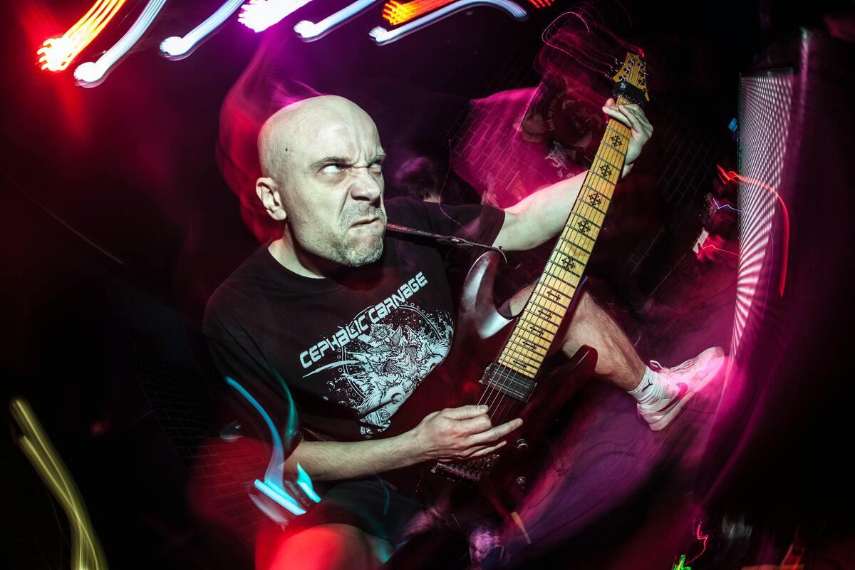 Man speelt gitaar