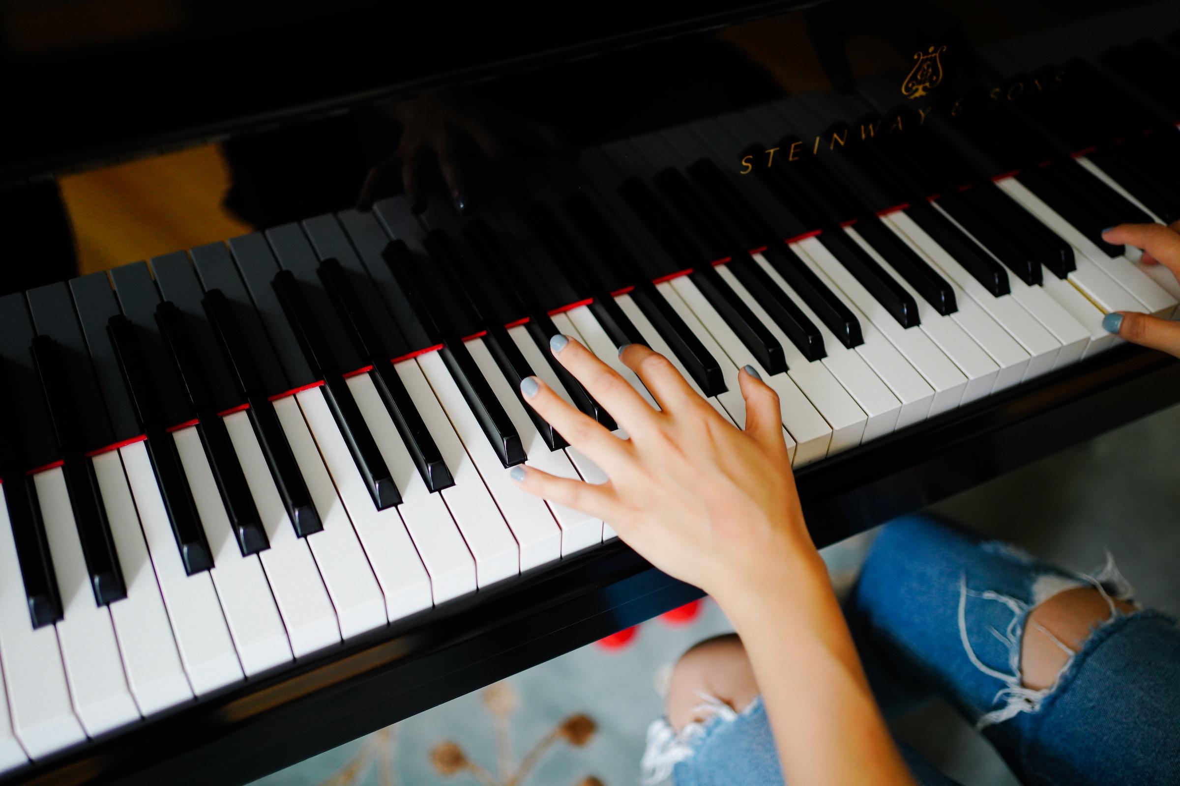 Meisje oefent haar linkerhand op de piano