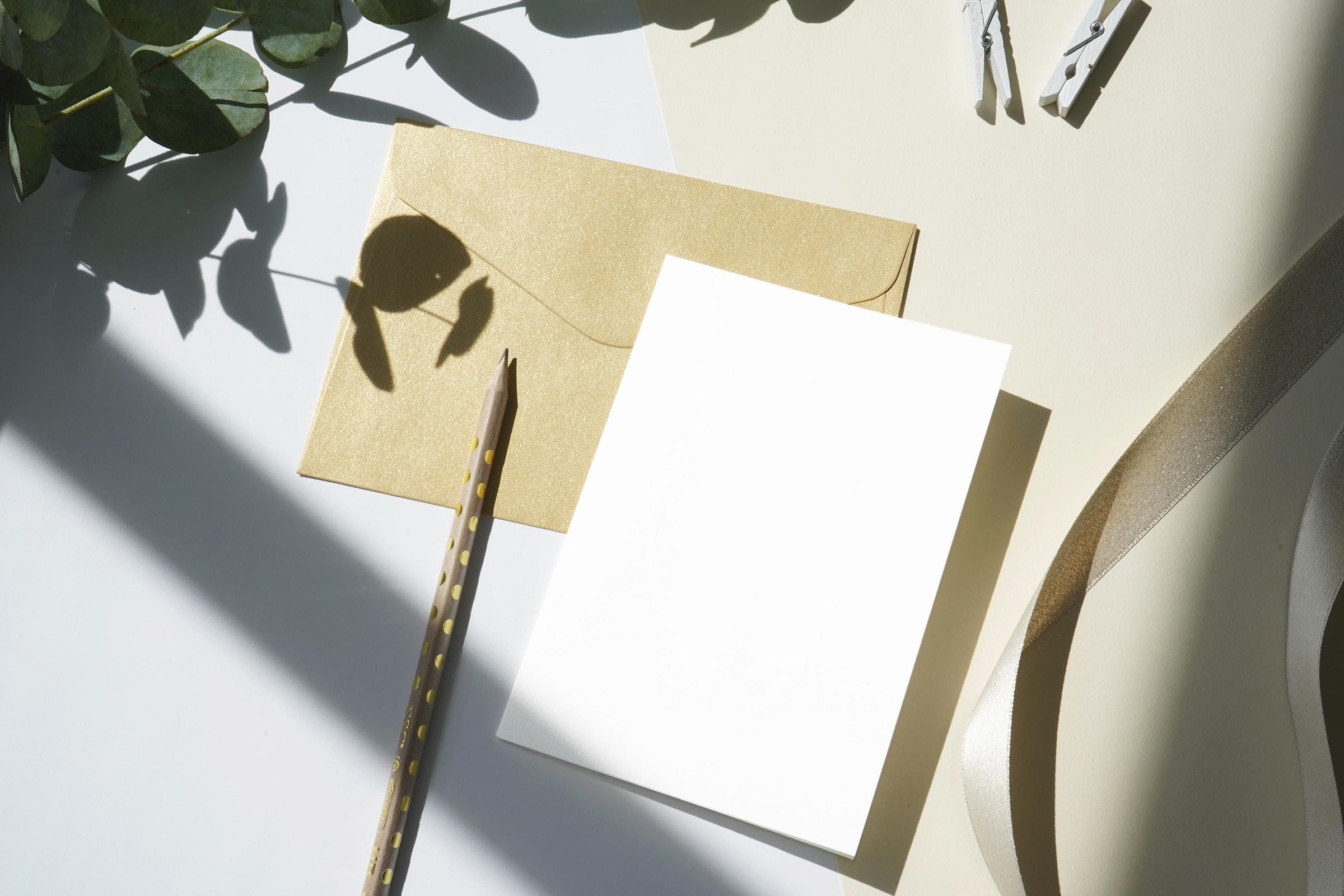 Potlood, envelop en briefpapier op tafel