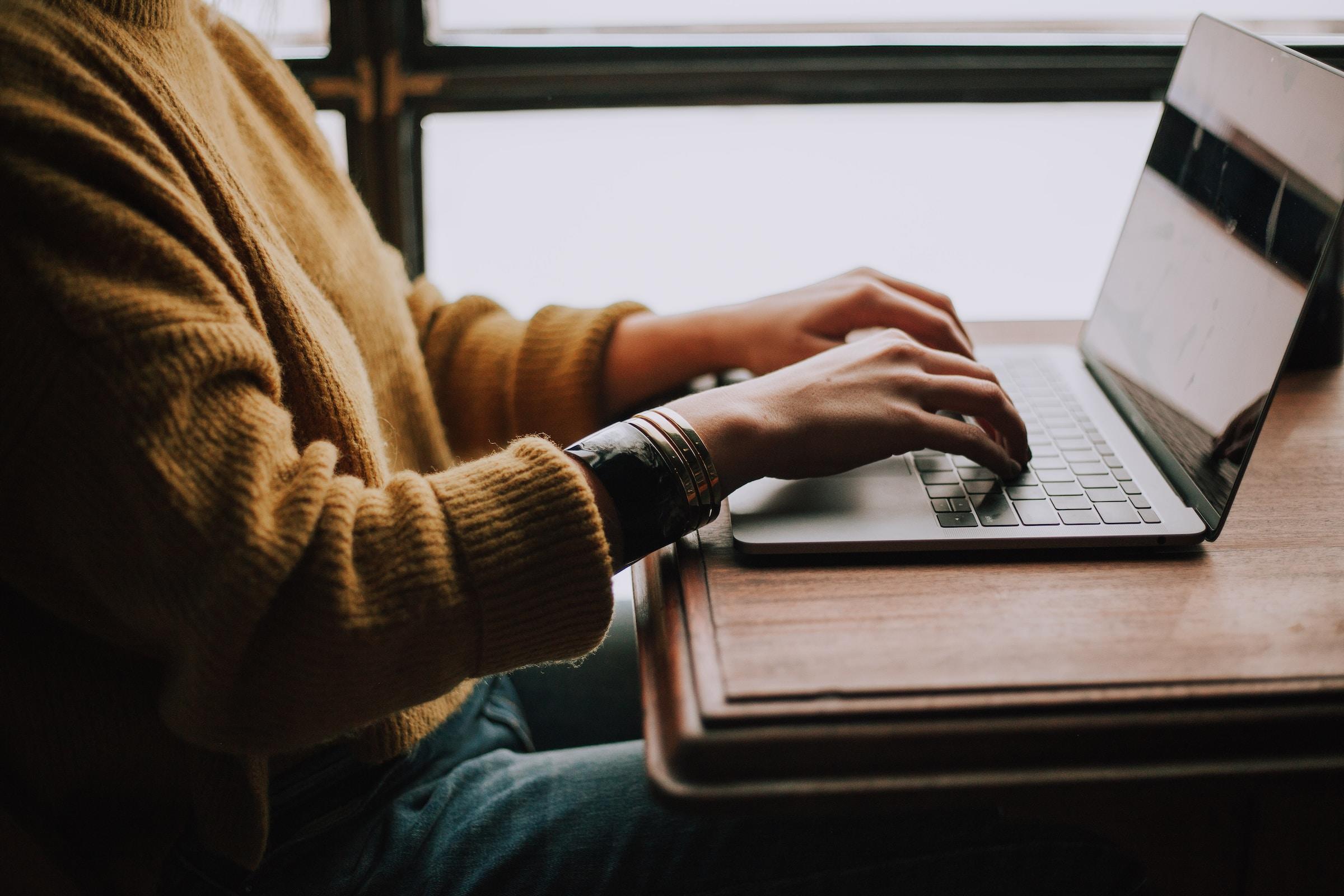 Typende vrouw op laptop