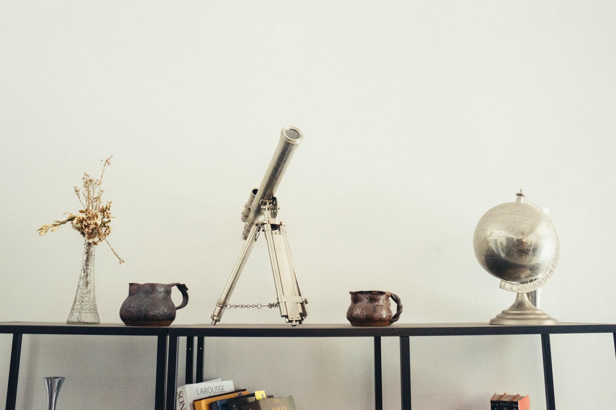 Een tafel waarop verschillende items staan, zoals een wereldbol en een microscoop