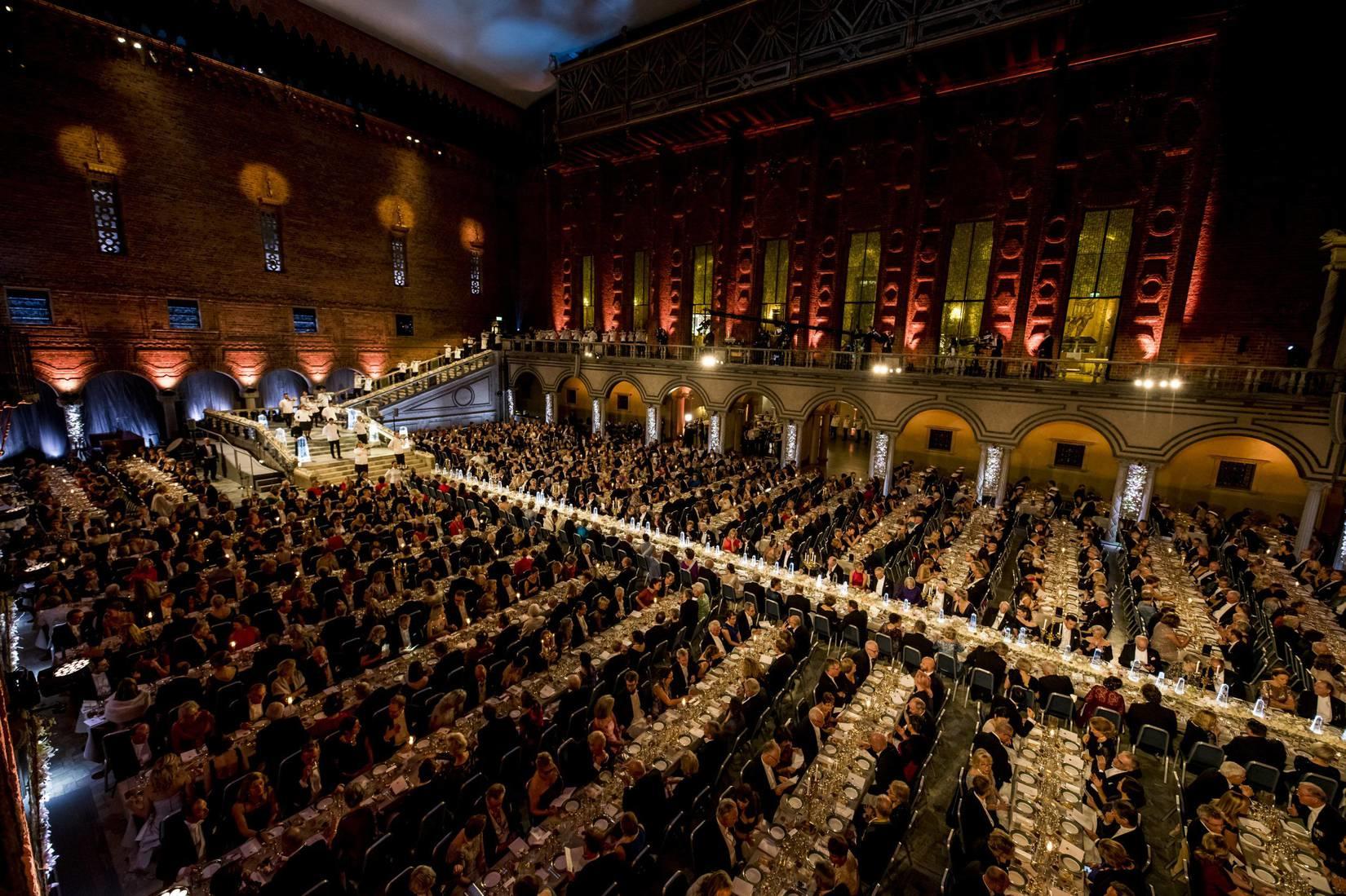 Grote zaal waar mensen dineren in het donker
