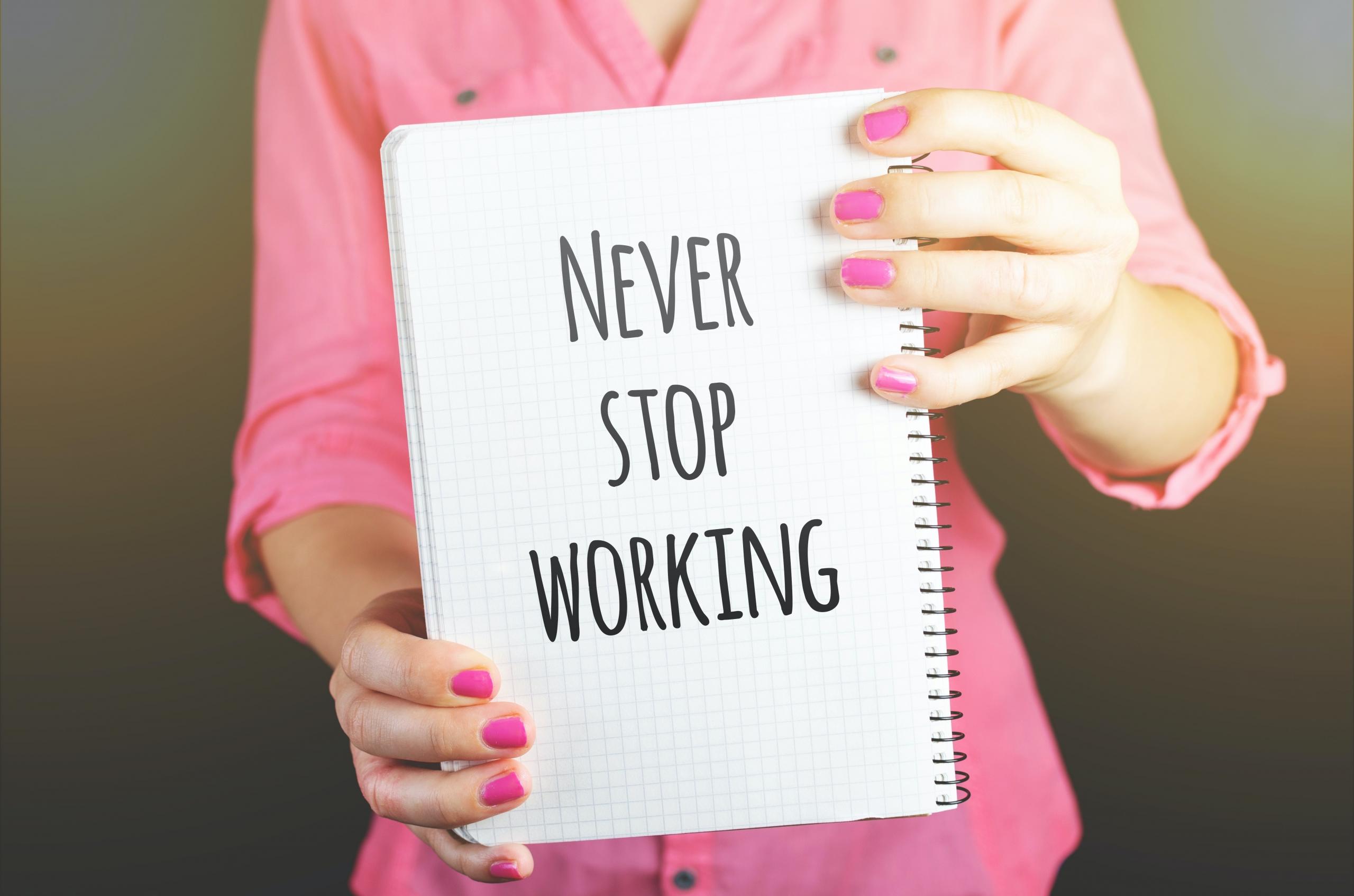 Een schrift met daarop geschreven 'never stop learning'.