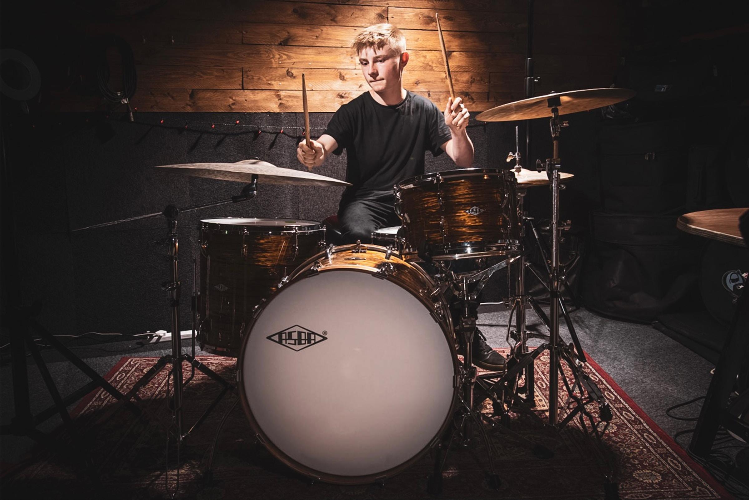 Jongen achter drumstel