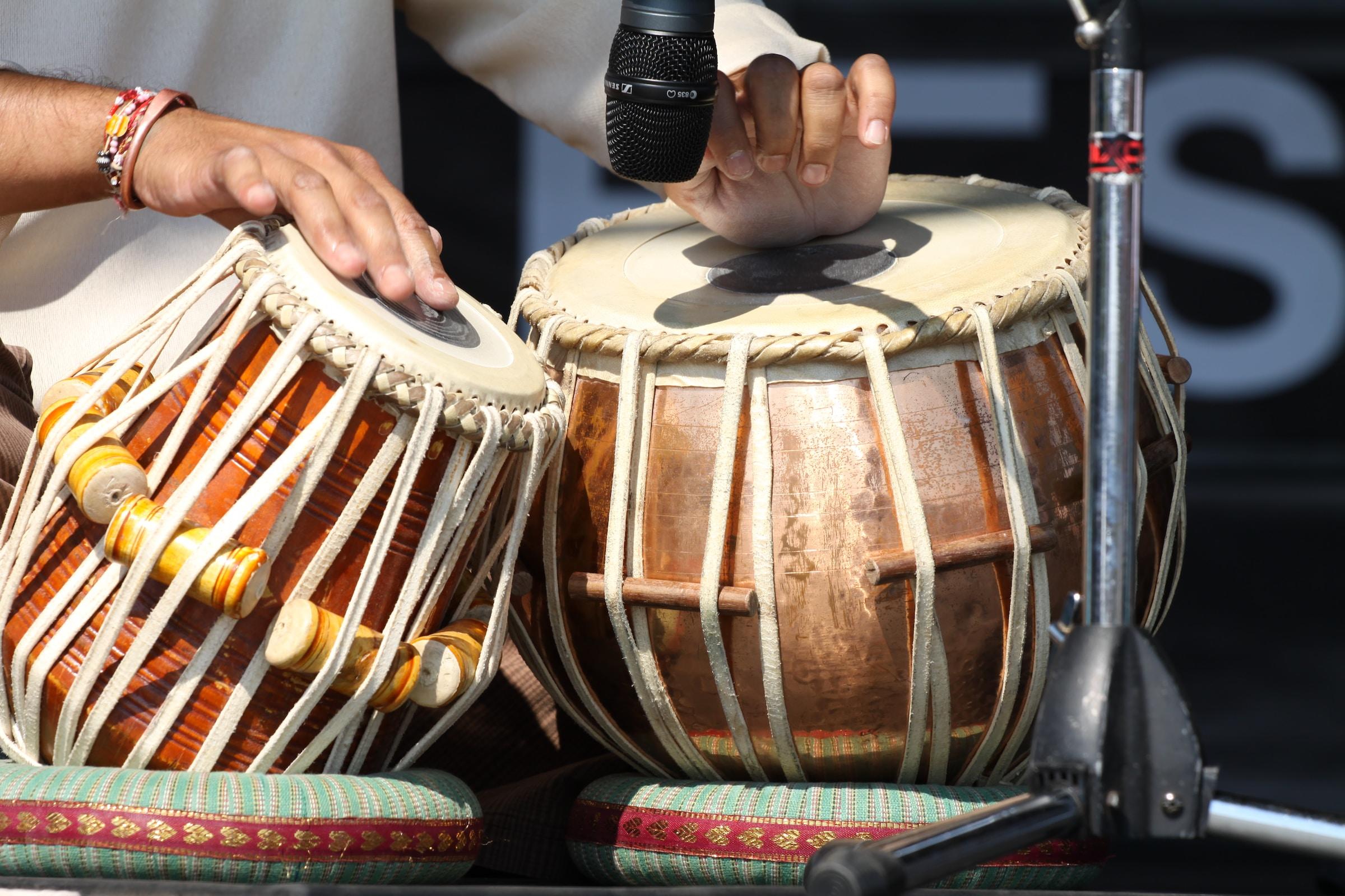 Persoon die op Afrikaanse drums speelt