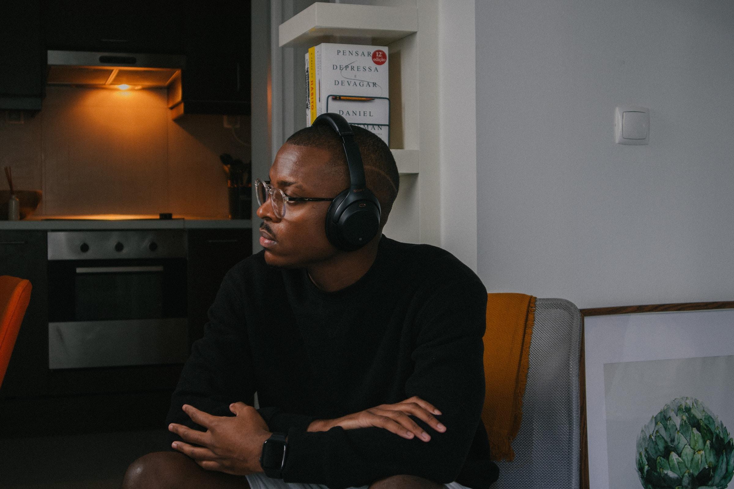 Luisterende man met koptelefoon op