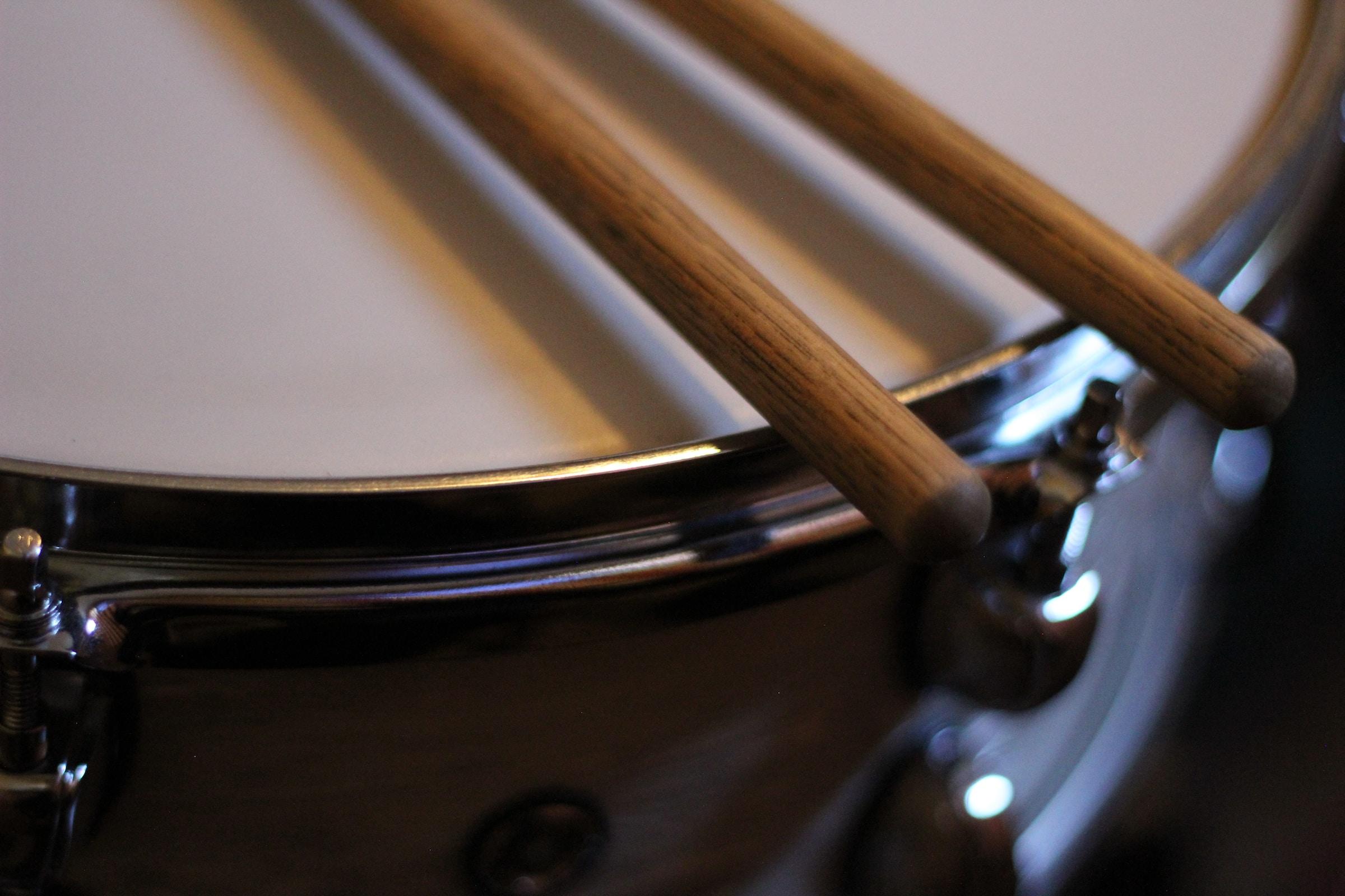 Snare drum met drumstokken