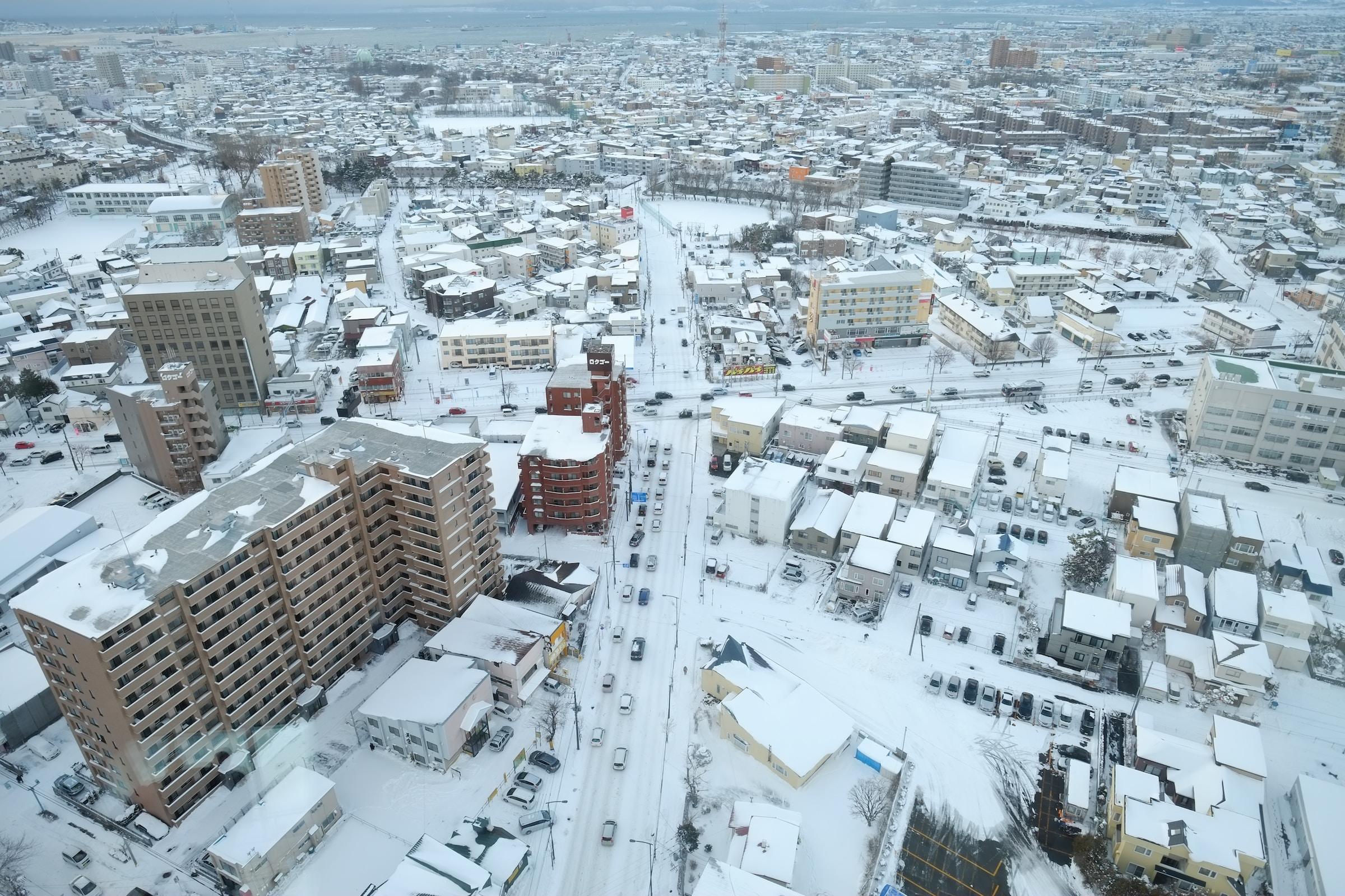 Gebouwen met sneeuw vanuit de lucht gezien