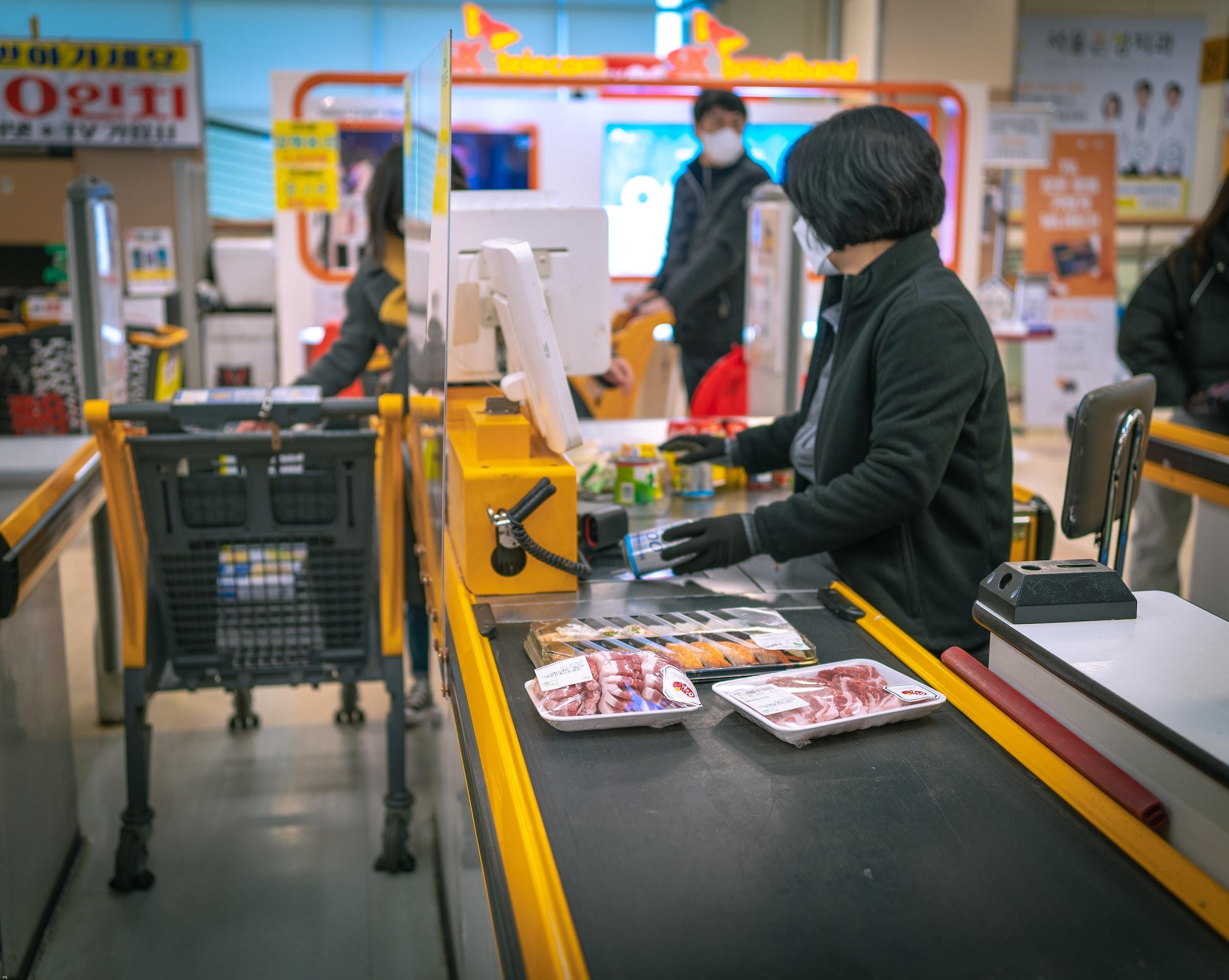Kassière in supermarkt