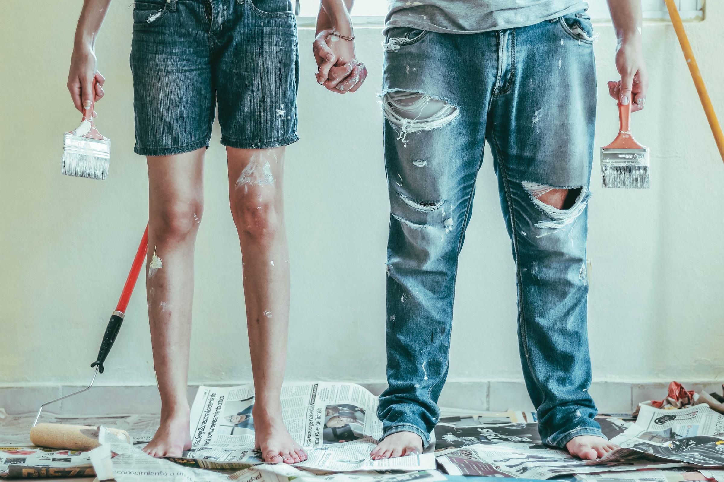 Twee onderlijven van personen met een kwast in de hand