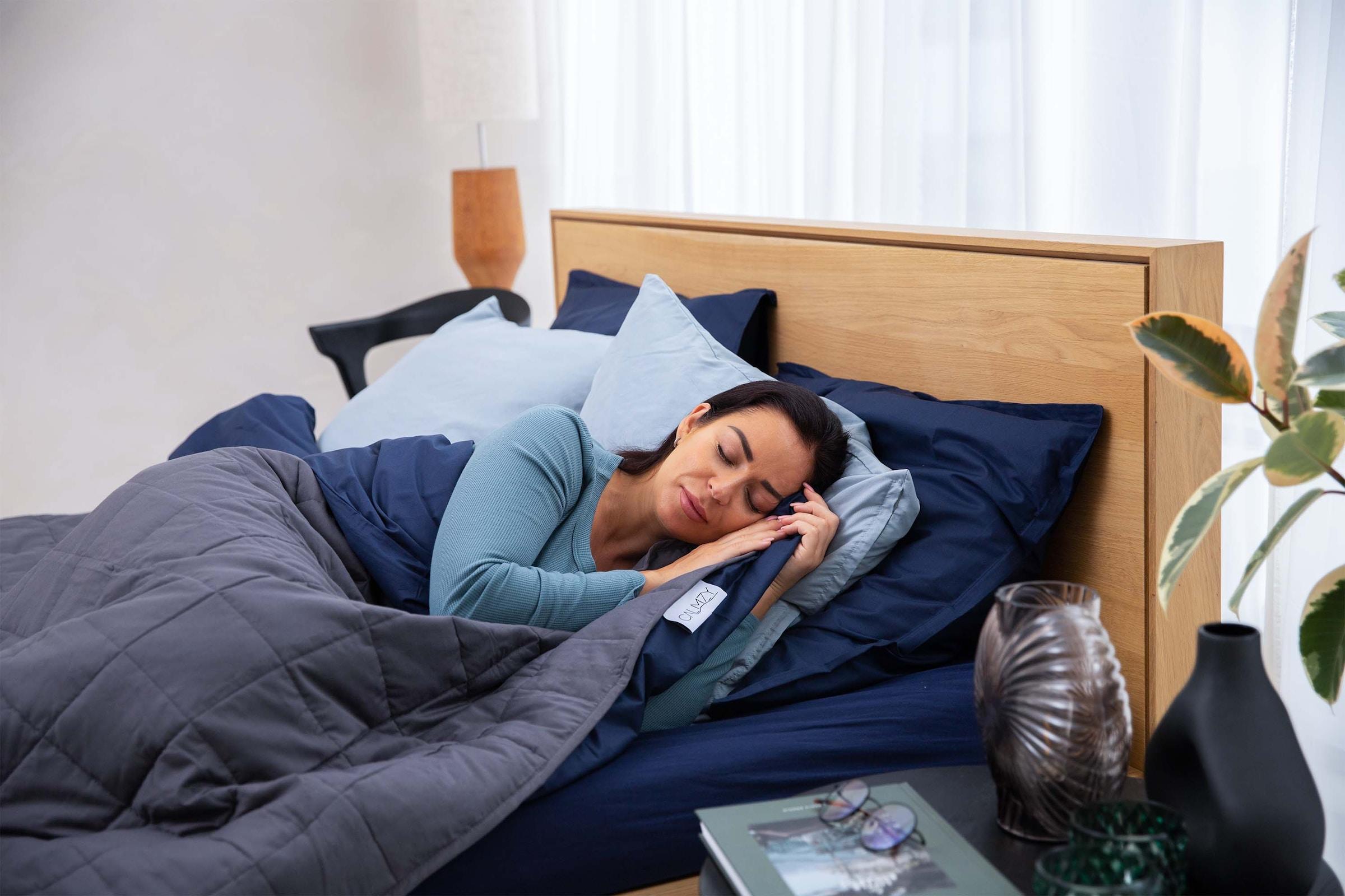 Slapende vrouw in bed