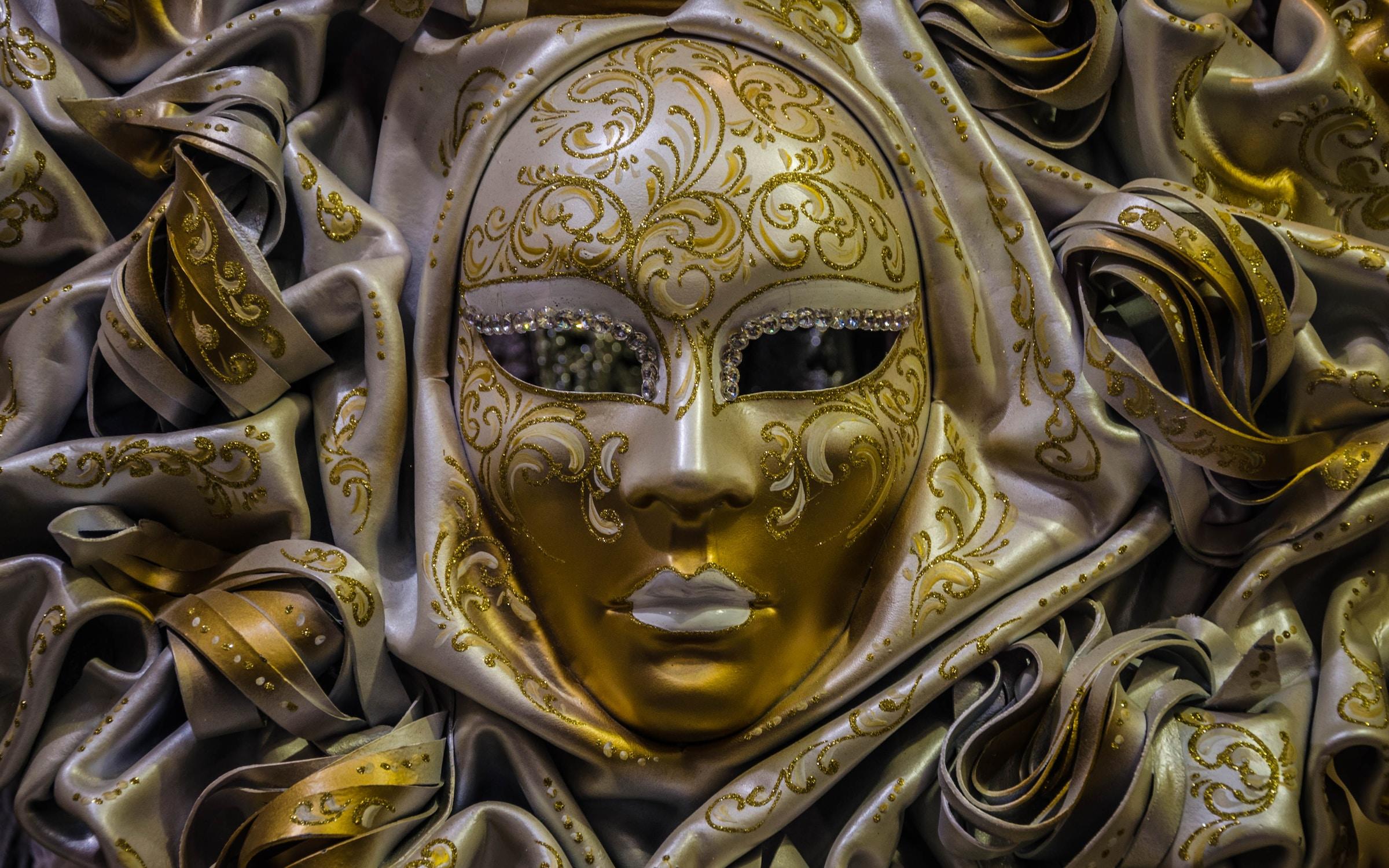 Masker met goud en zilver