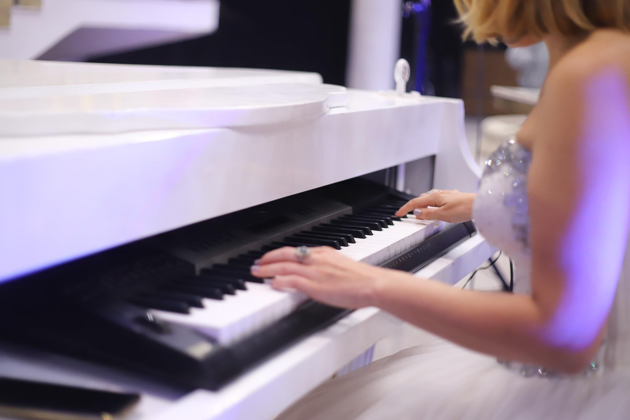Persoon die piano speelt
