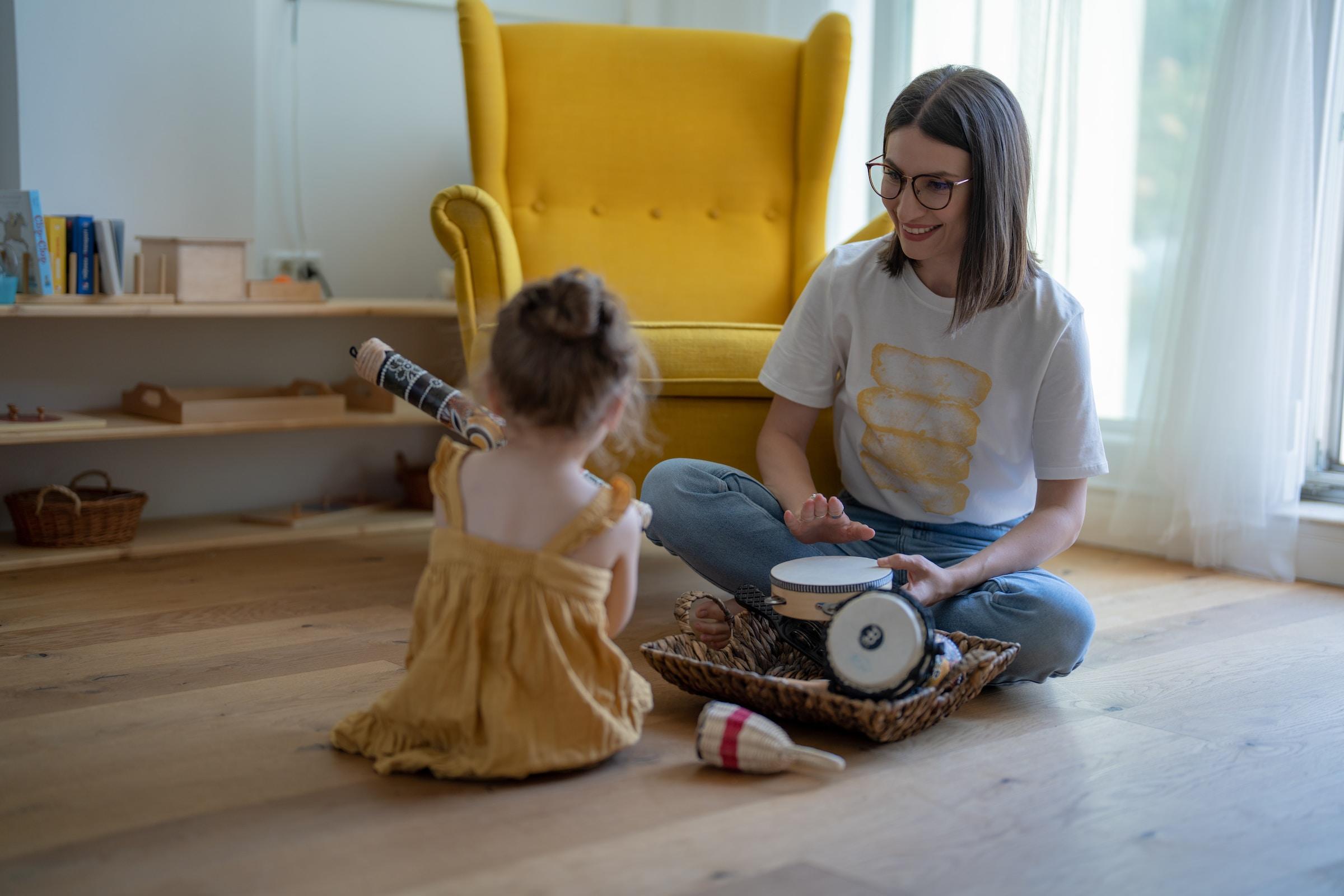 Volwassene en kind met muziekinstrumenten