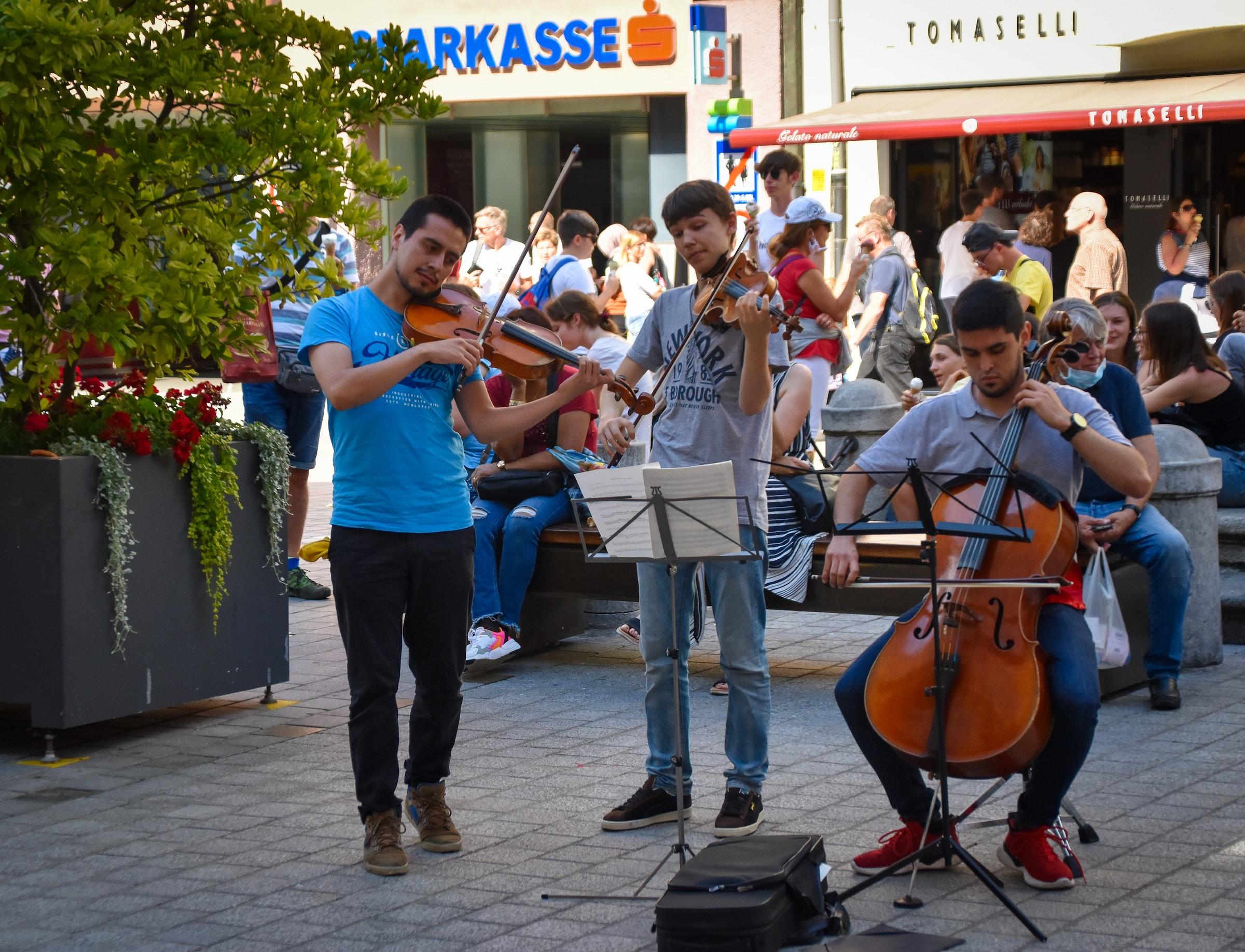 Drie muzikanten buiten