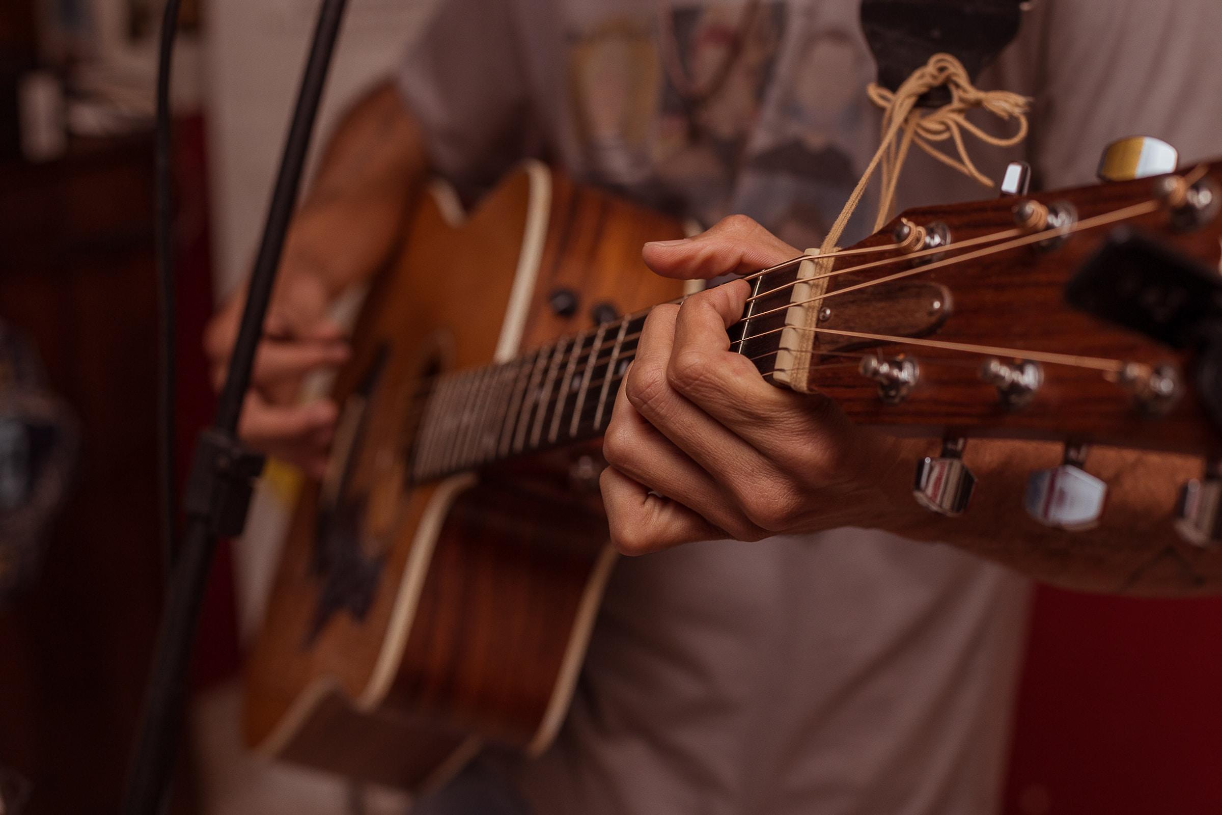 Handen op gitaar