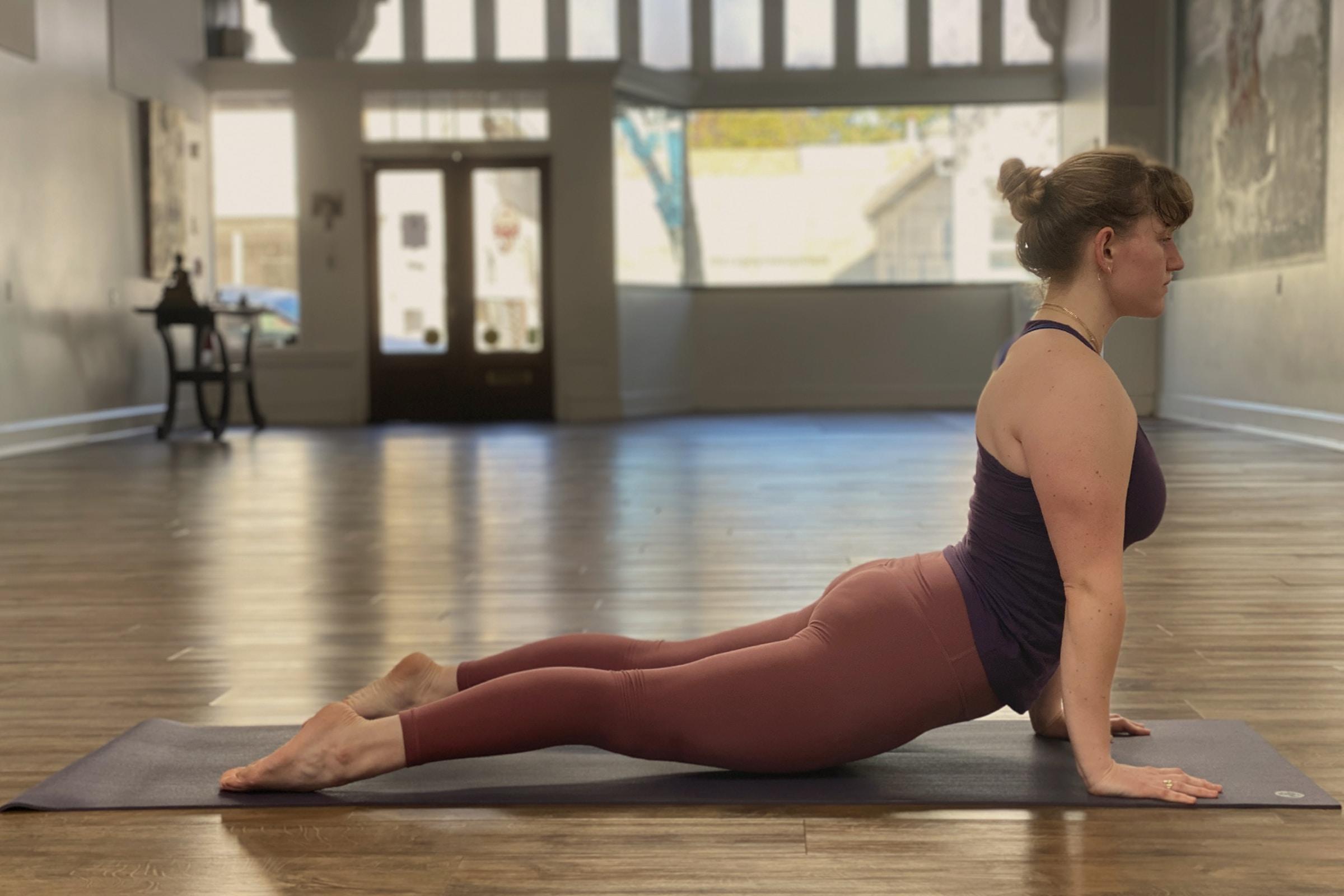 Persoon doet yoga oefening op mat