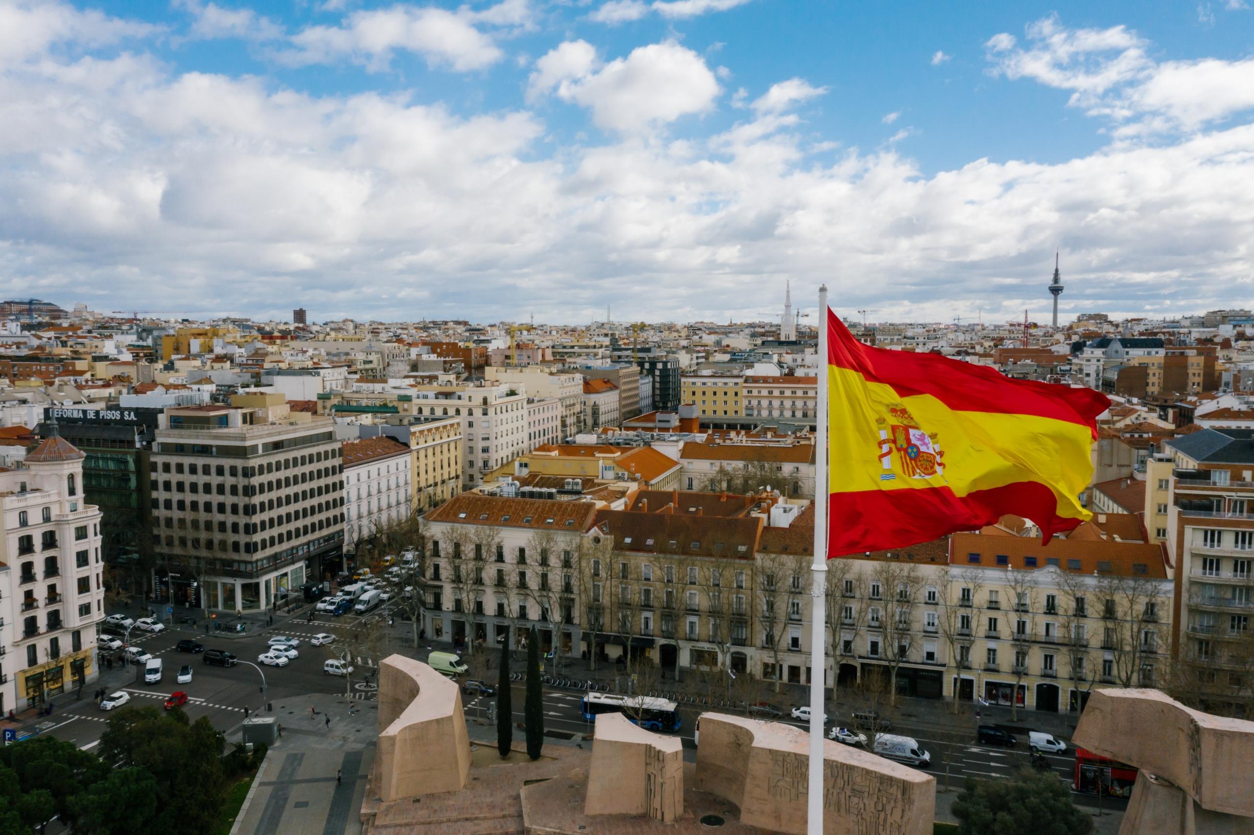 Stad van boven gezien met de Spaanse vlag