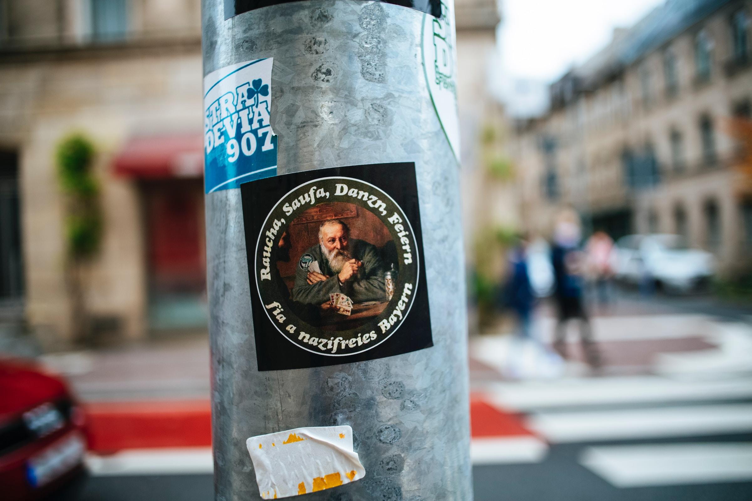 Aanplakbiljet op paal in Beieren