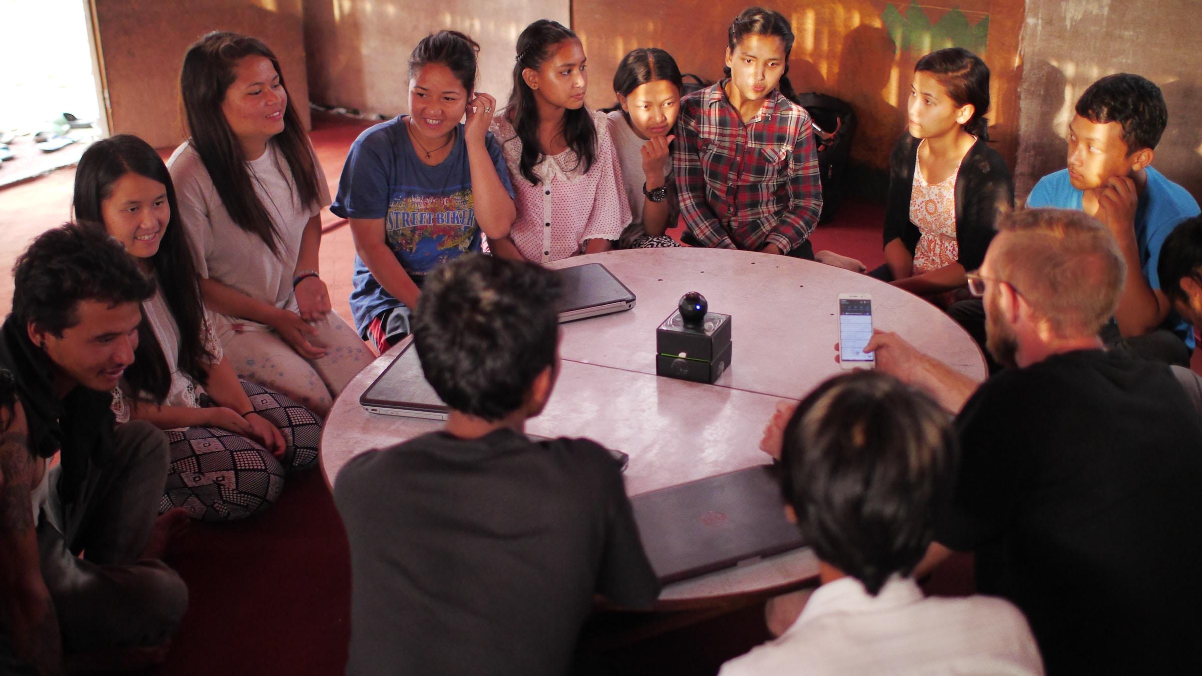 Groep mensen rond tafel