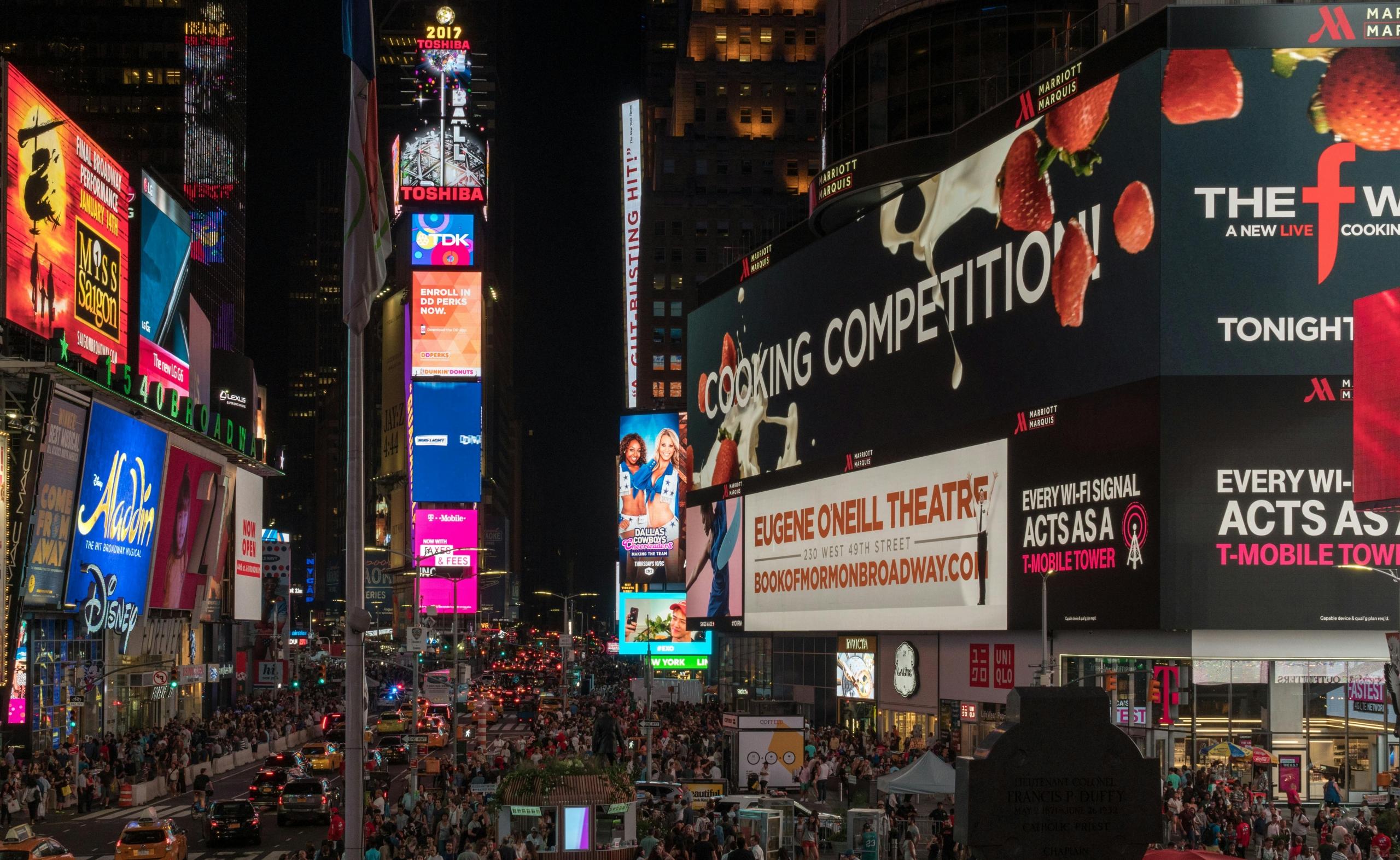 Times Square in New York, vol met mensen en reclameborden.