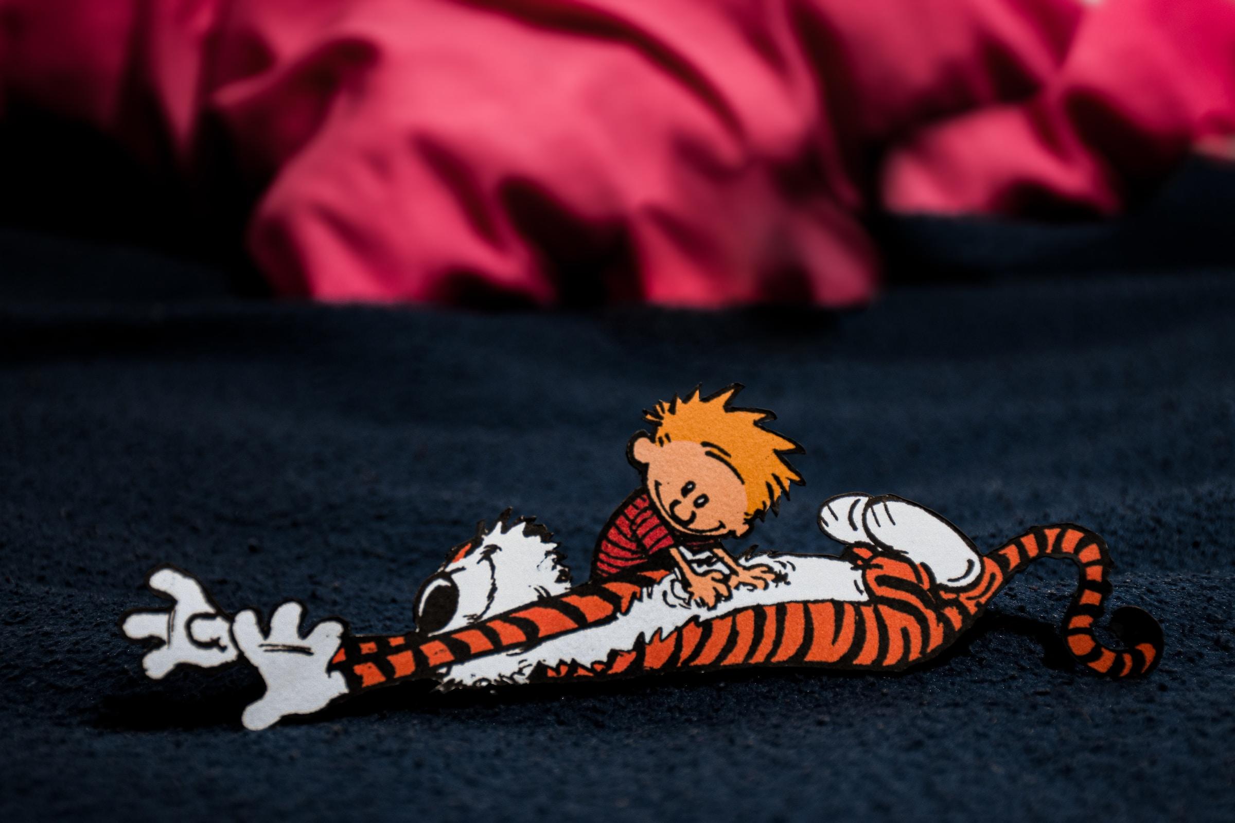 Getekend beeld van een jongetje dat uitgestrekt tijgertje kriebelt