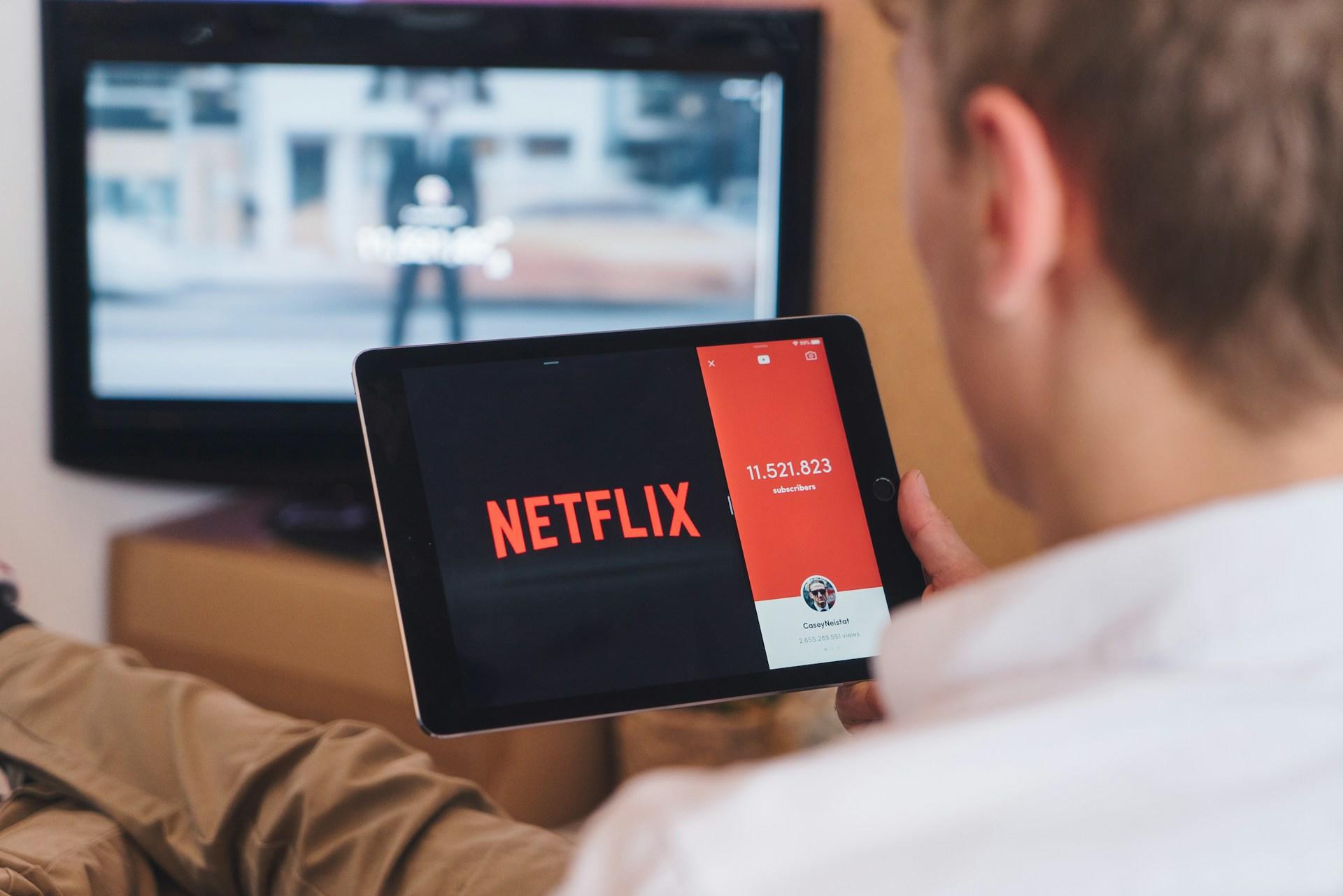Man kijkt Franse shows op Netflix