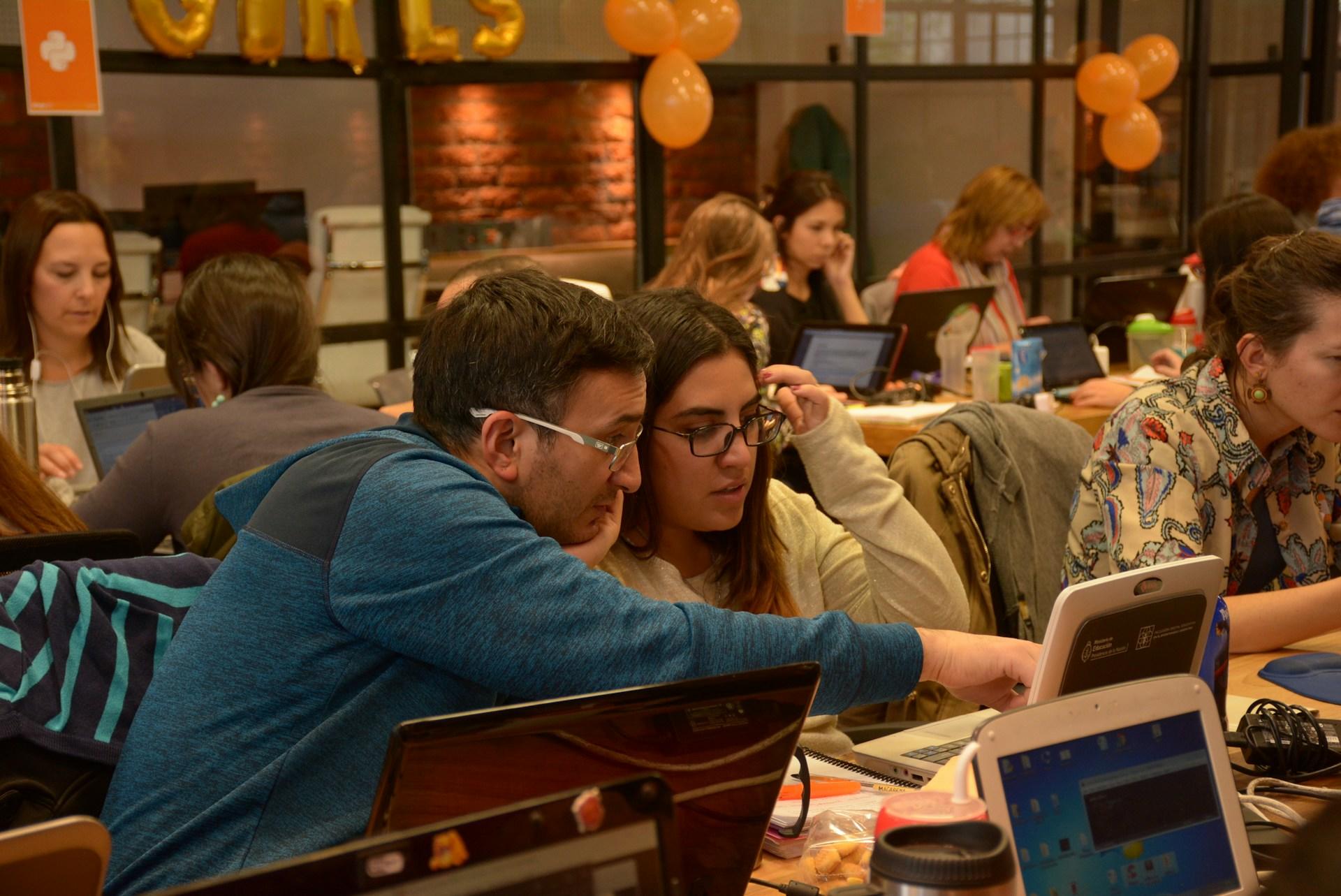 Man geeft Franse bijles aan student die haar Franse vaardigheden wilt verbeteren