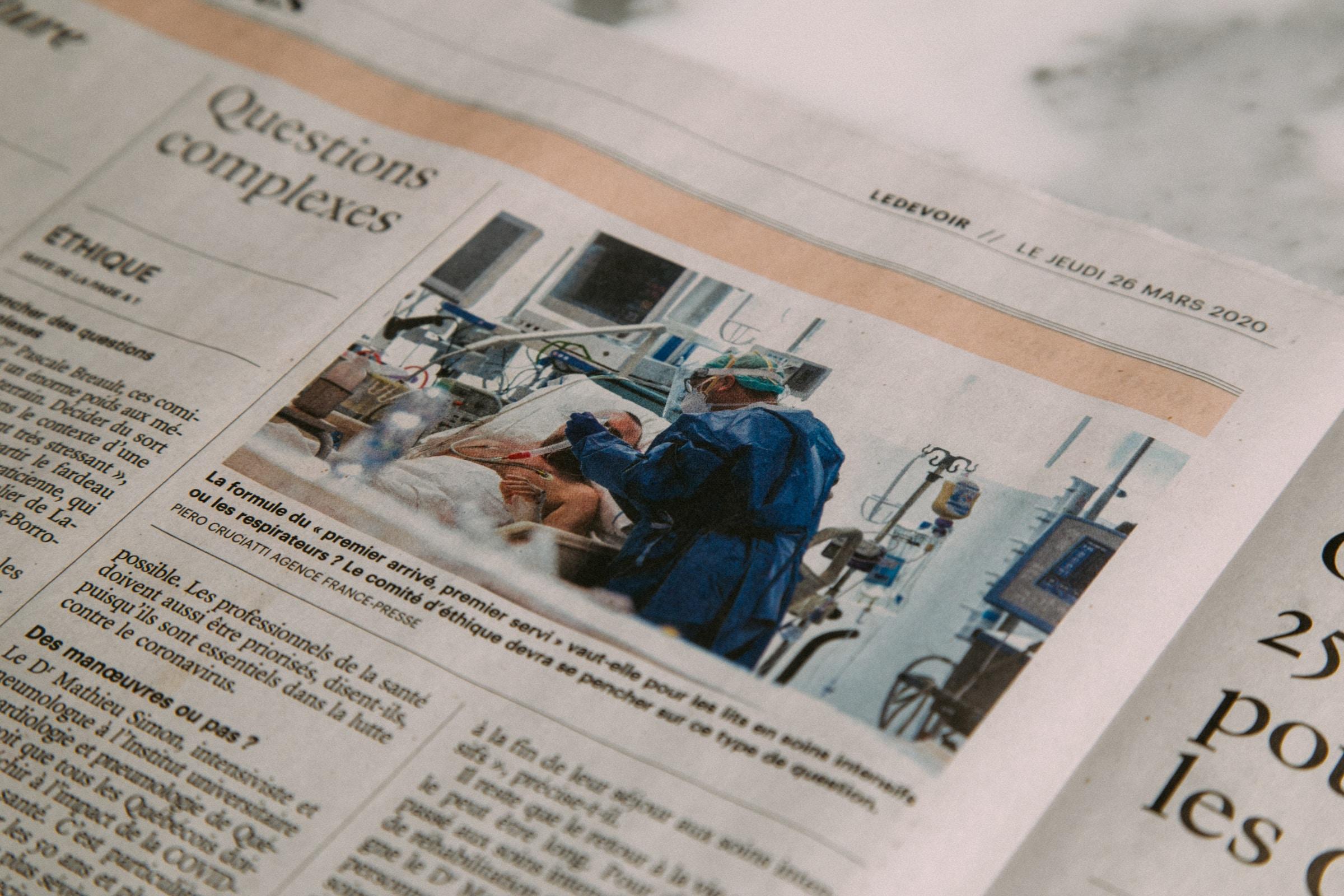 Opengeslagen Franse krant met medische afbeelding