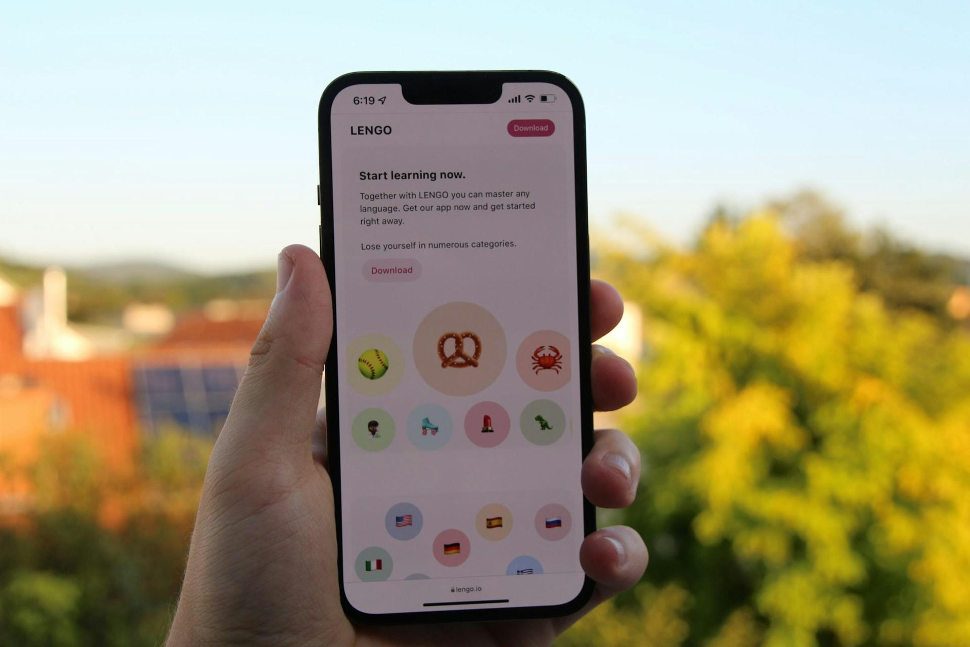 Persoon gebruikt applicatie om zijn Franse leesvaardigheden te verbeteren