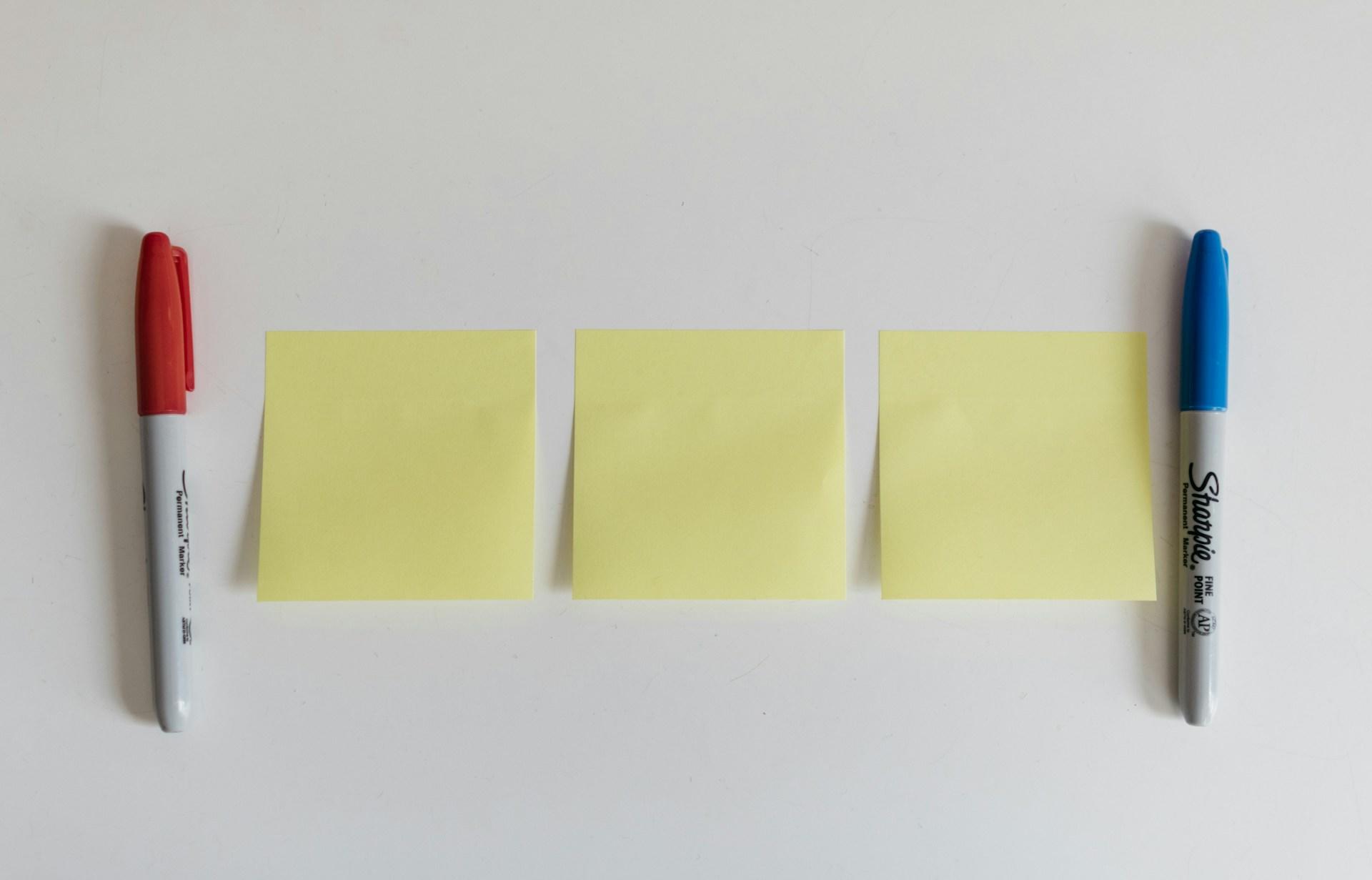 Post-it kaartjes die gebruikt worden om alledaagse woorden in het Frans te leren