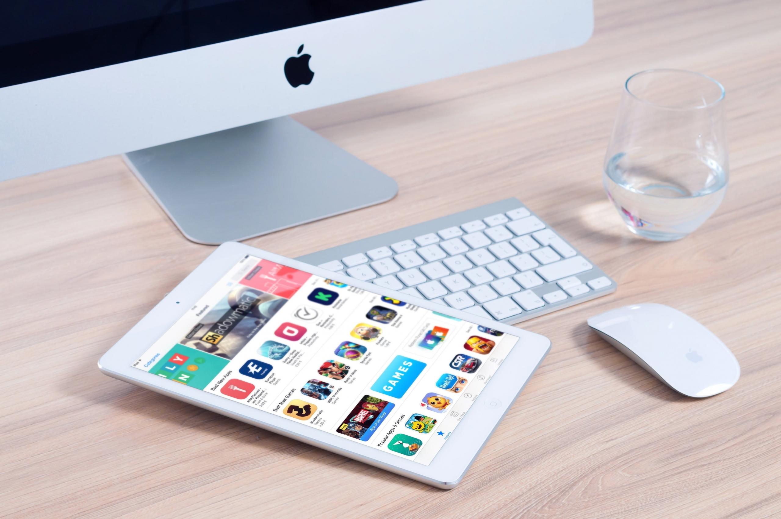 Een iPad op een bureau met App Store scherm.