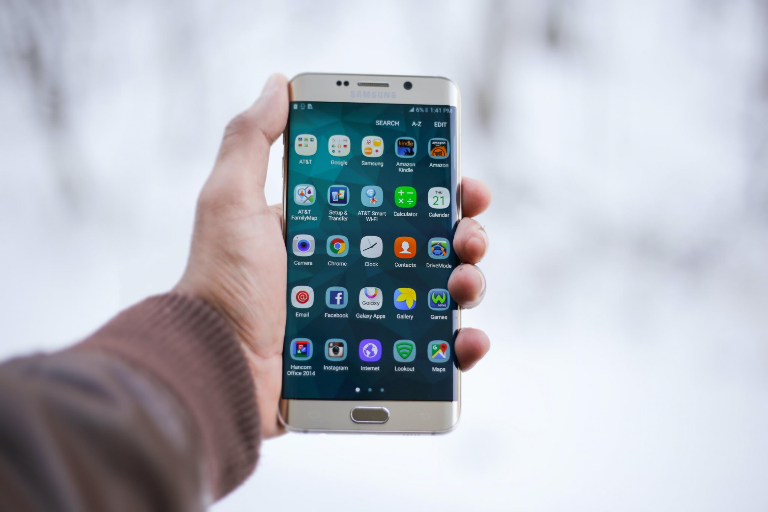 Een Samsung smartphone met verschillende apps.