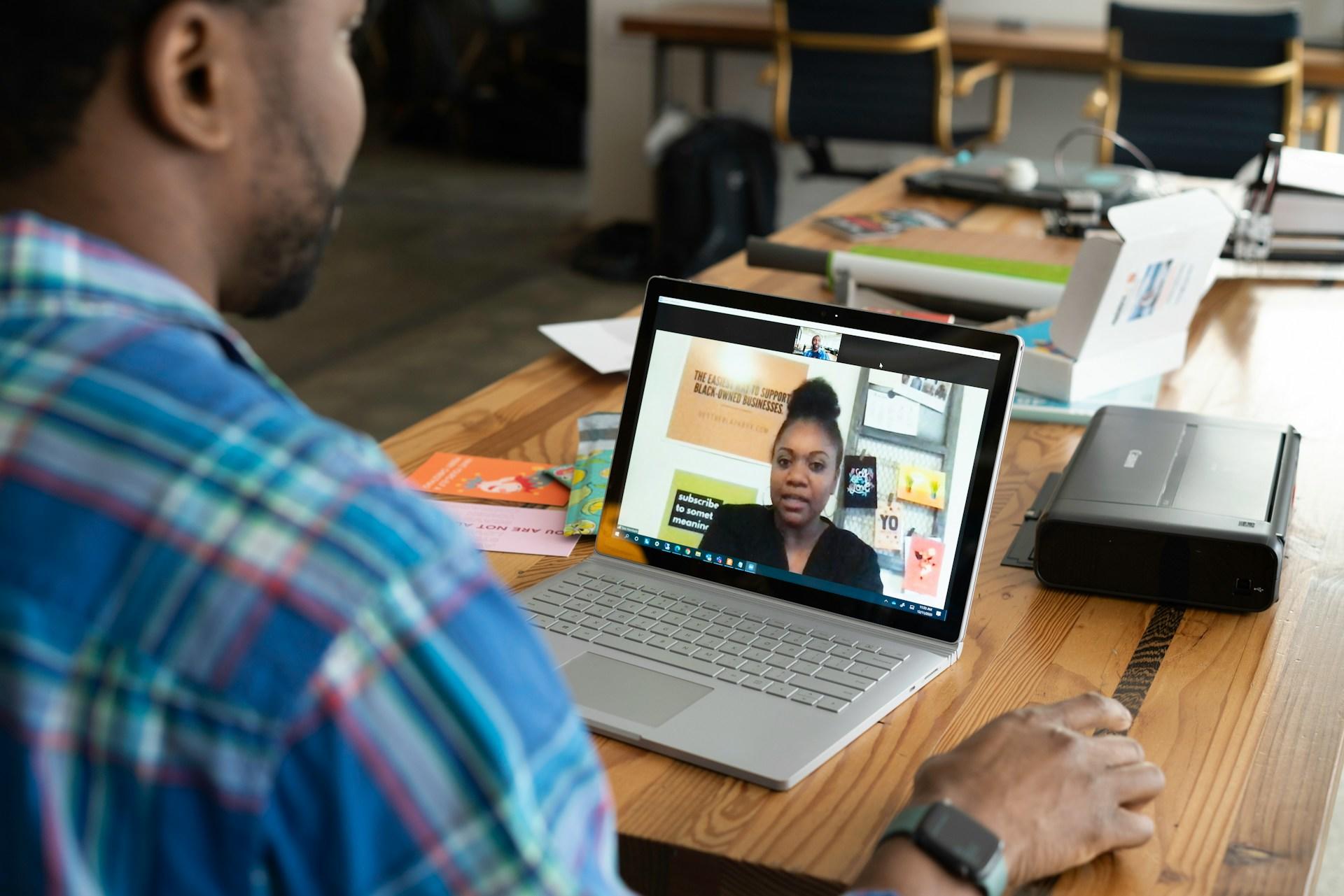 Mensen houden videochat om Franse luister- en spreekvaardigheden te oefenen