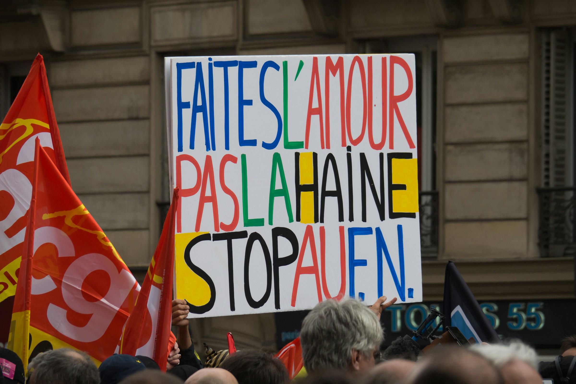 Protestbord in het Frans tegen politiek extremisme in Parijs