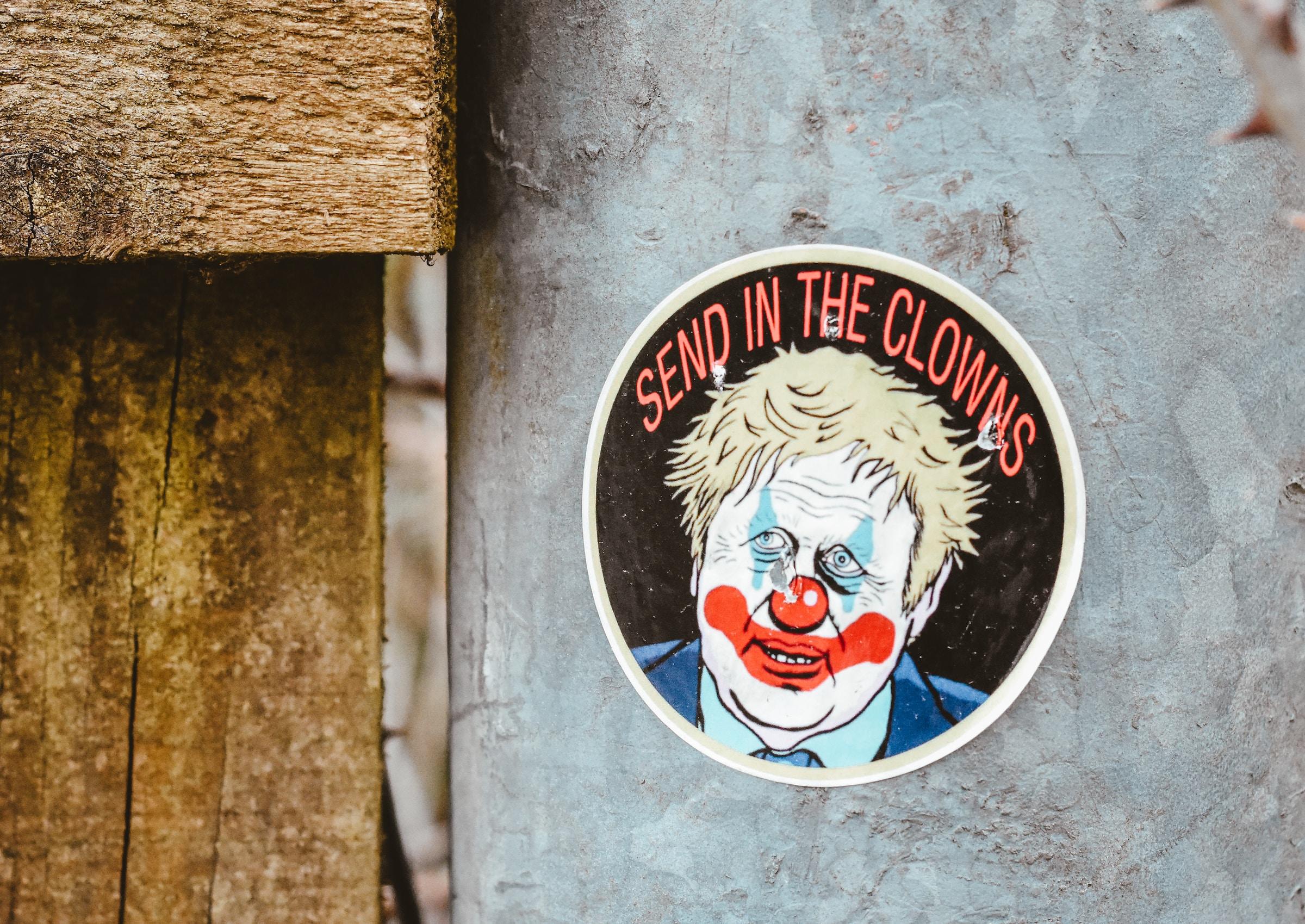 Satirische sticker op muur