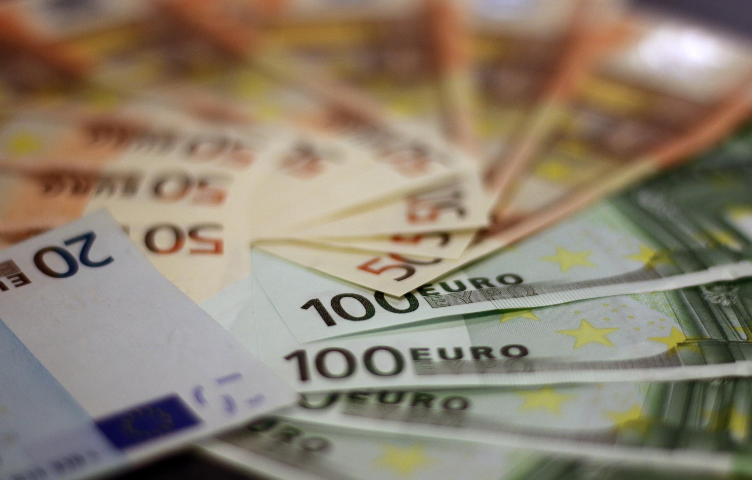Eurobiljetten van verschillende waarden liggen verspreid.