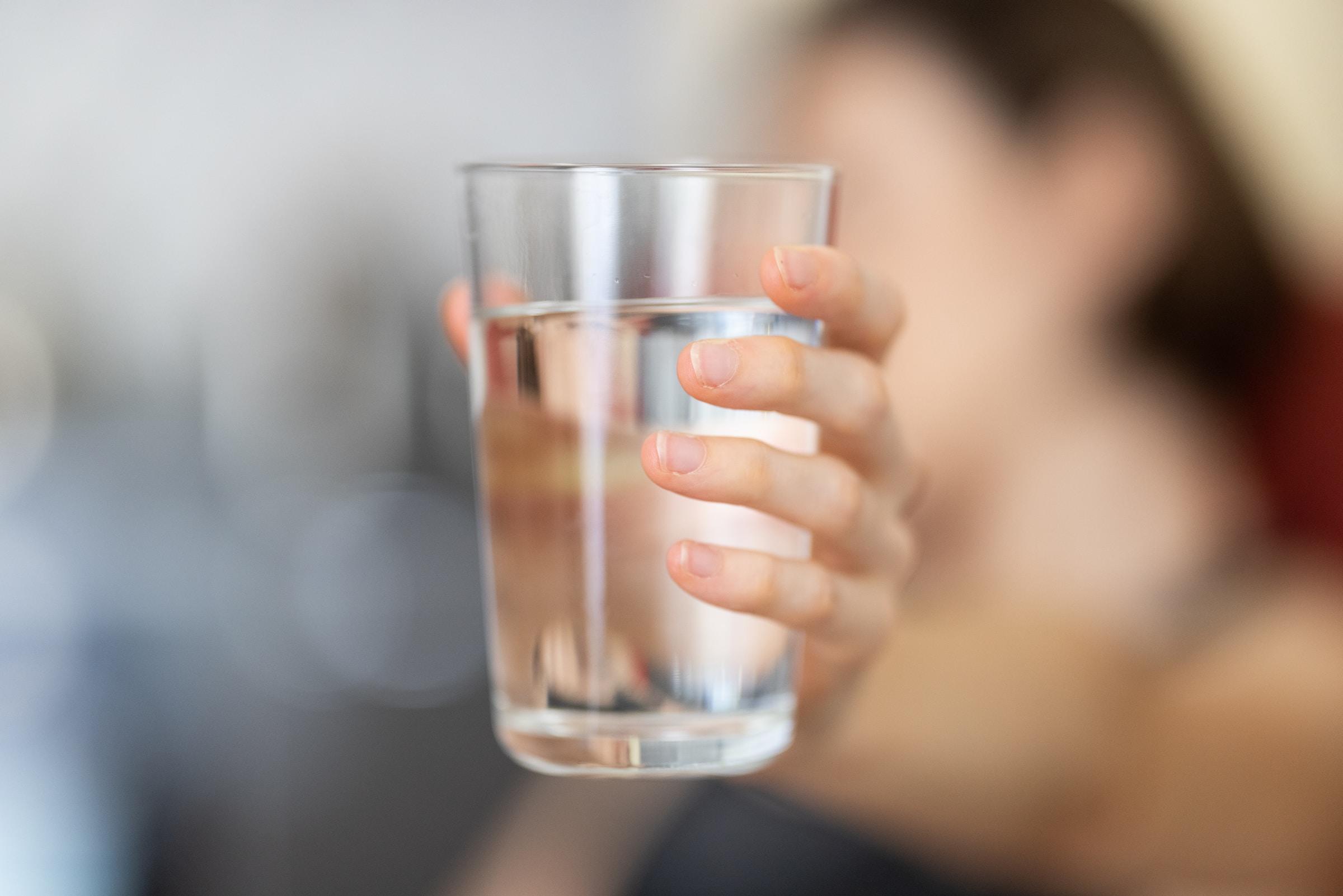 Glas water in hand